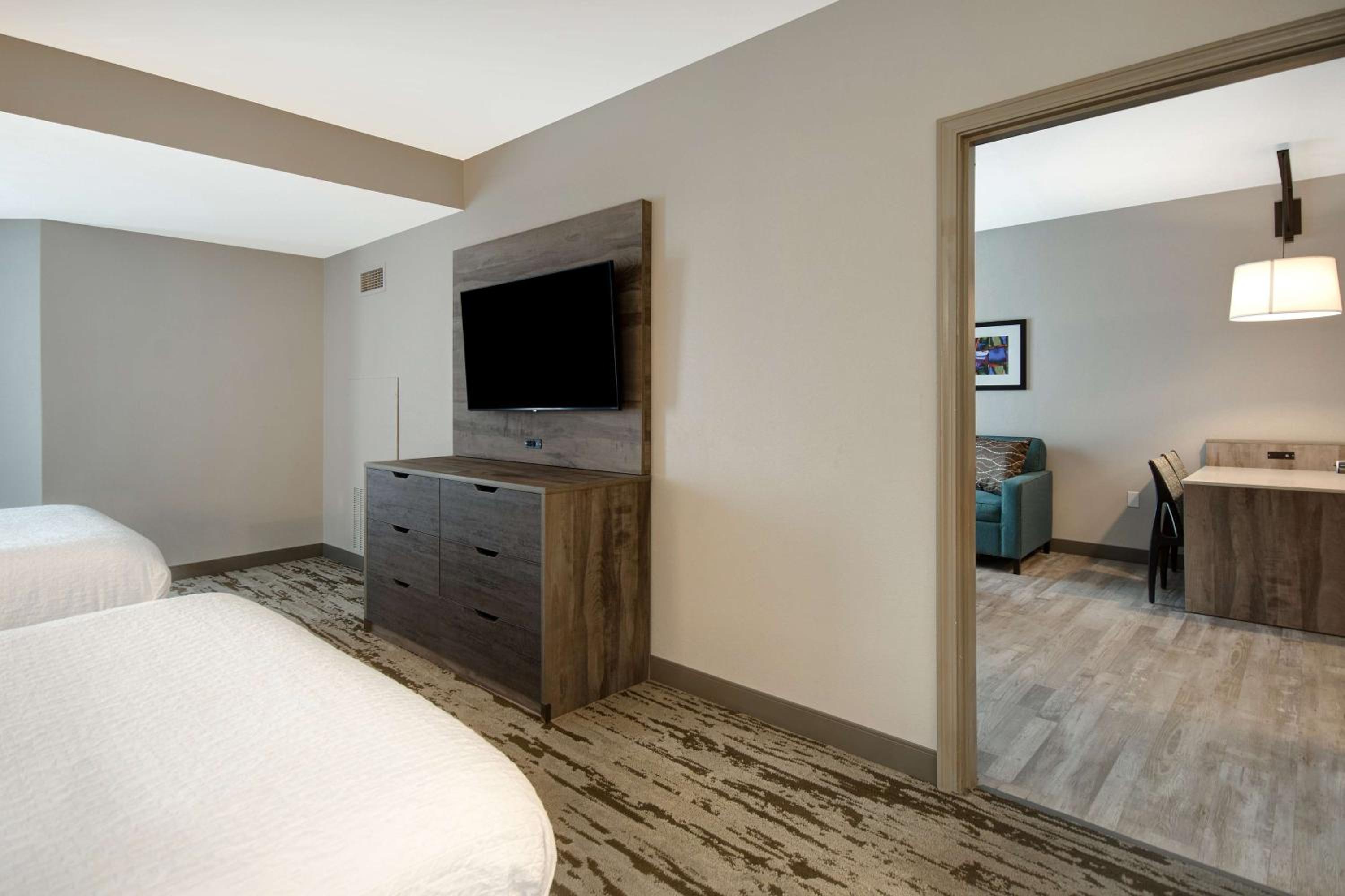 One-Bedroom Queen Suite with Two Queen Beds - Non-Smoking - Photo 4