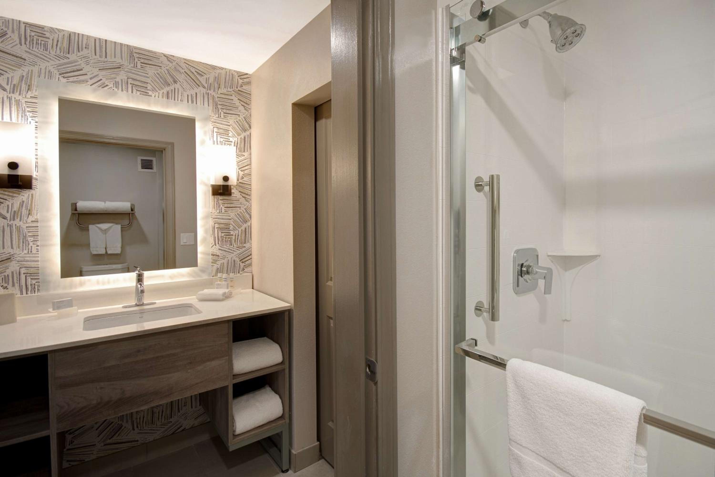 One-Bedroom King Suite - Non-Smoking - Photo 3