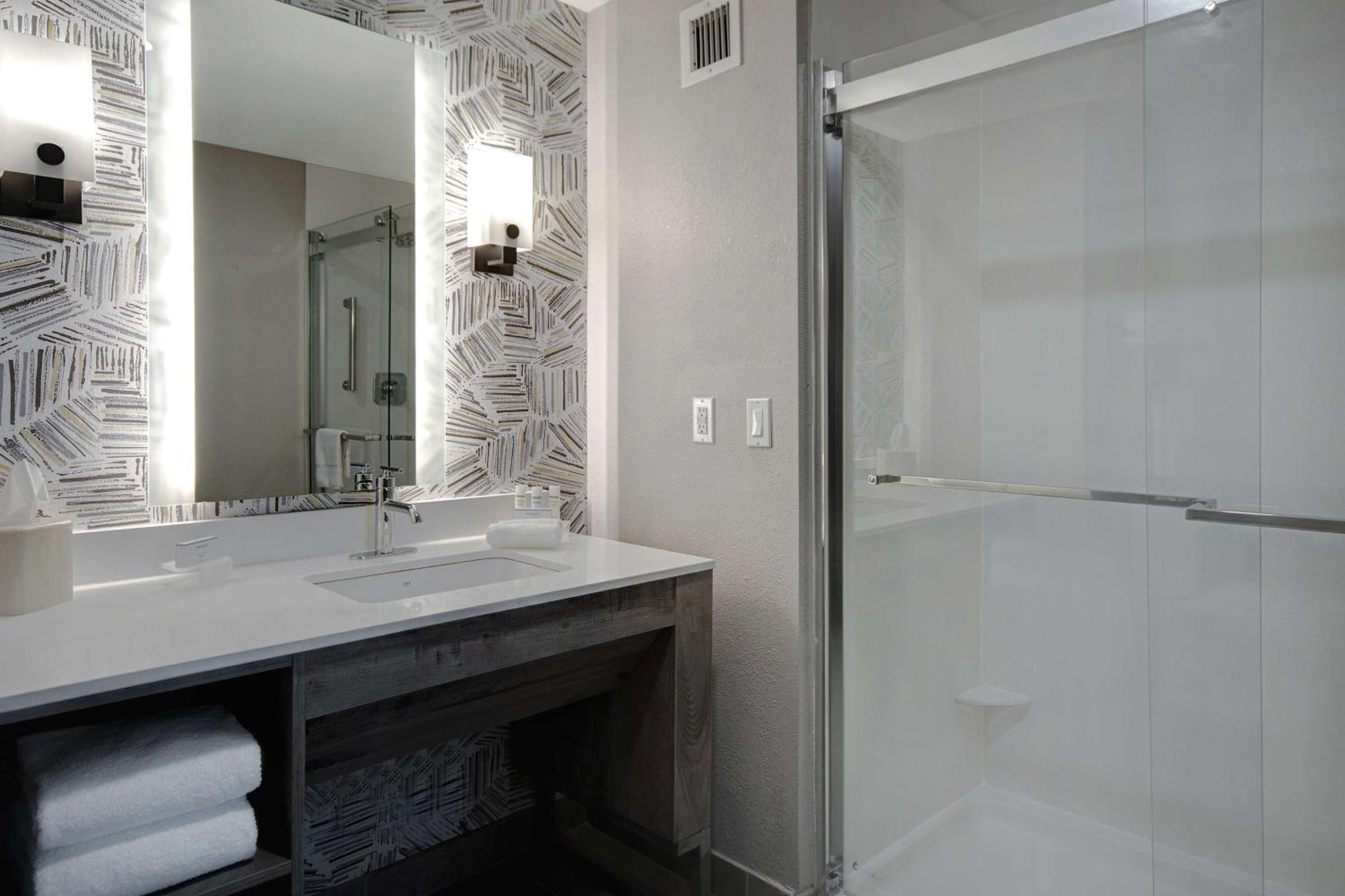One-Bedroom King Suite - Non-Smoking - Photo 4