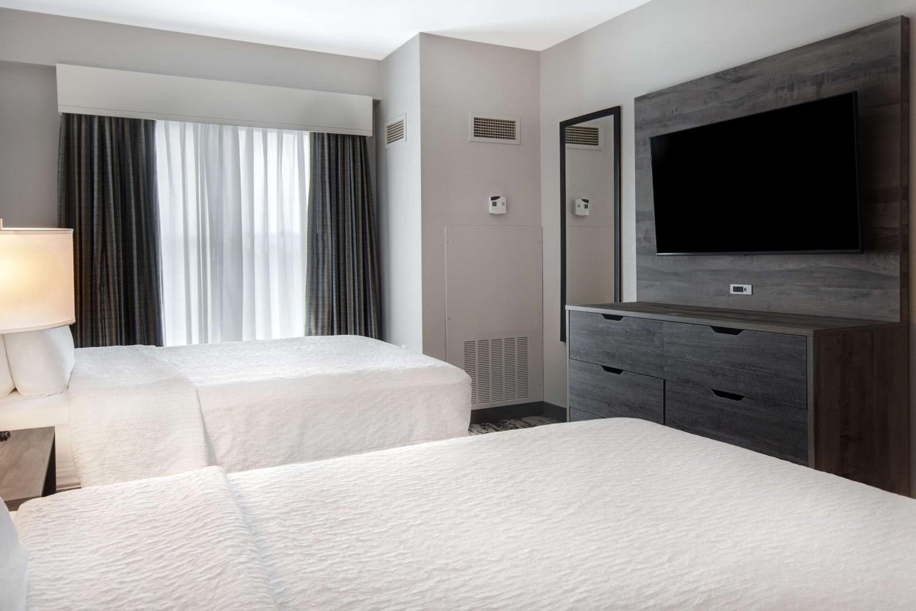 One-Bedroom Queen Suite with Two Queen Beds - Non-Smoking - Photo 5