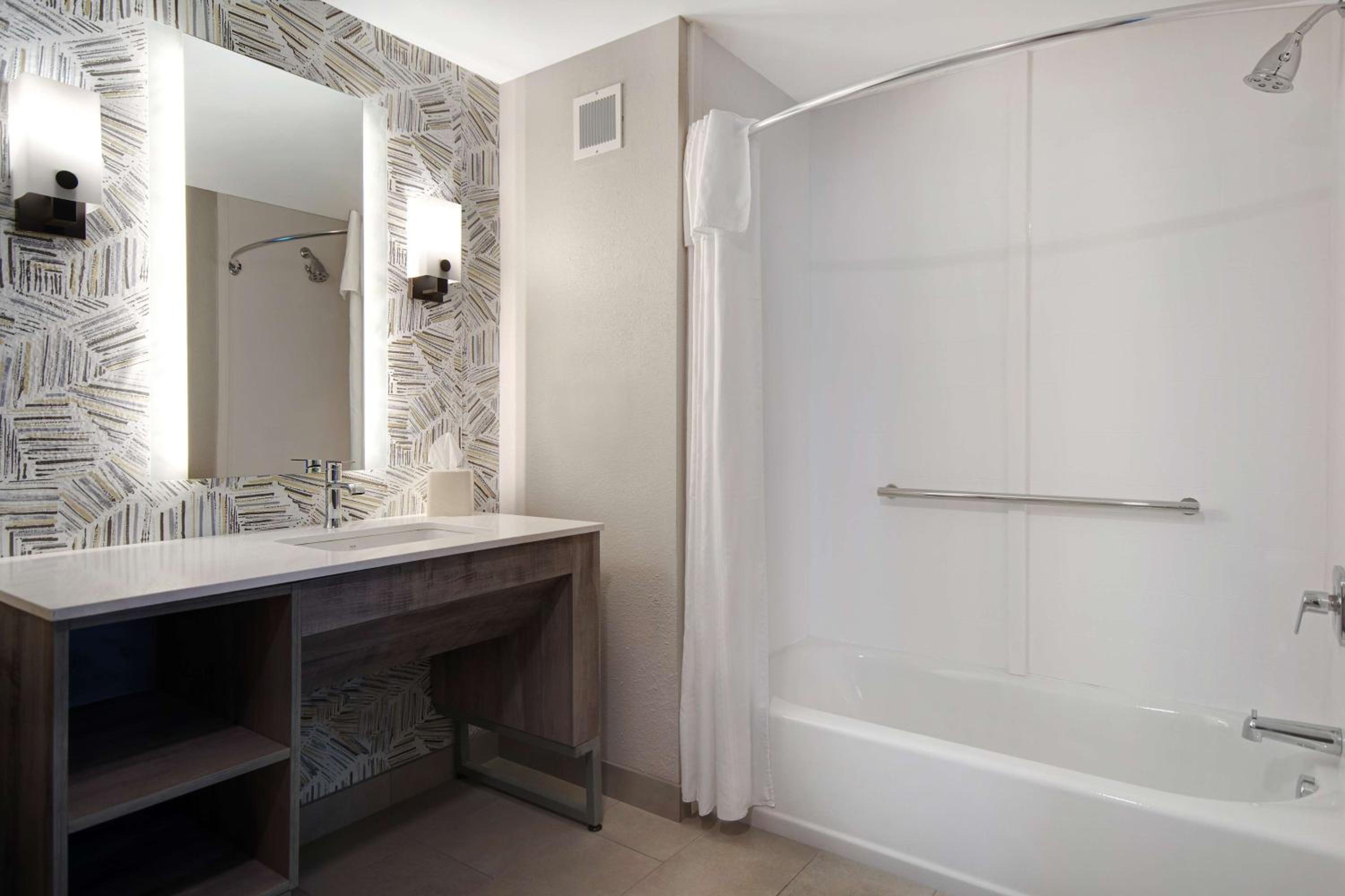 King Suite - Mobility Access/Non-Smoking - Photo 2