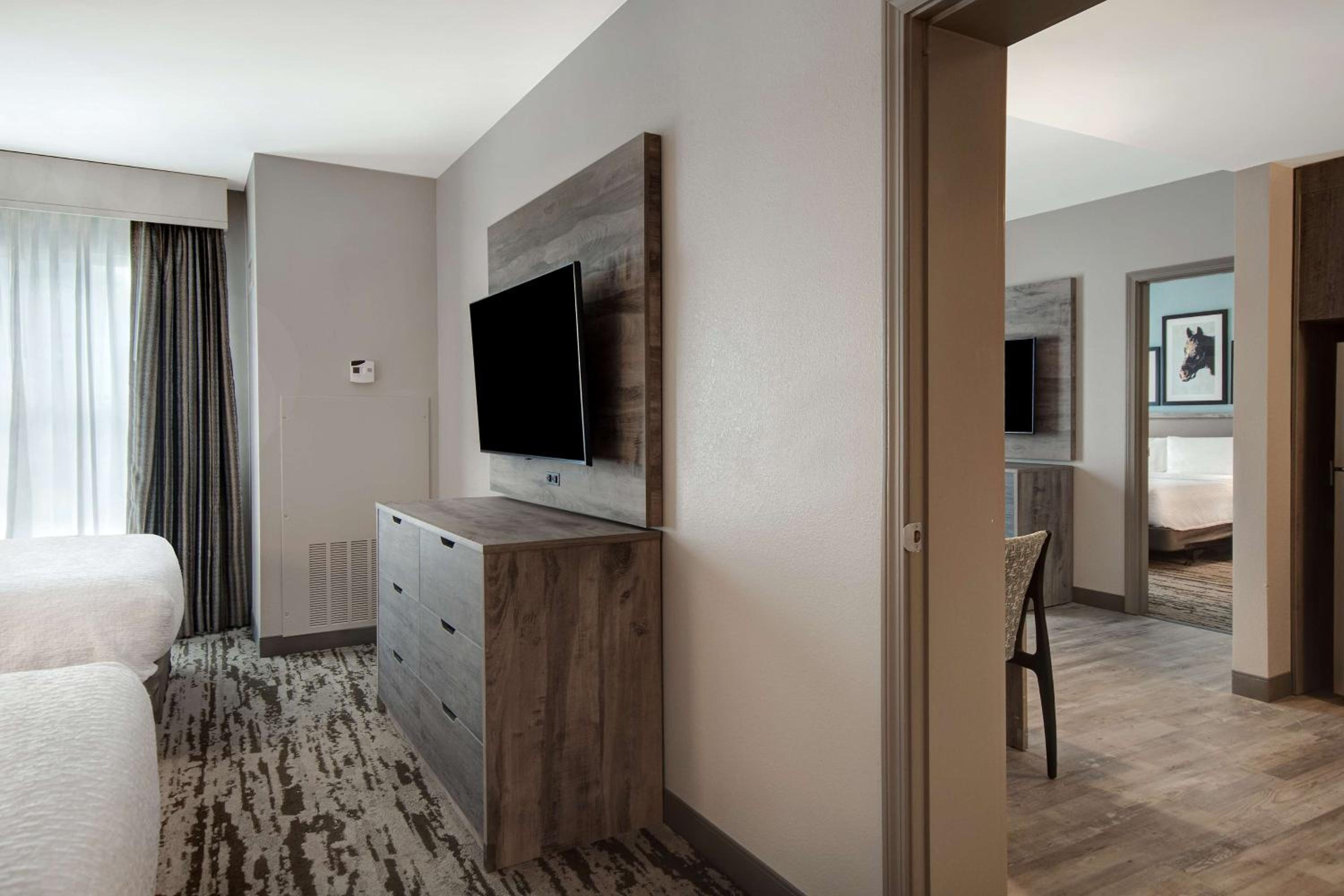 Two Bedroom Suite with One King and Two Queen Beds - Non-Smoking - Photo 7
