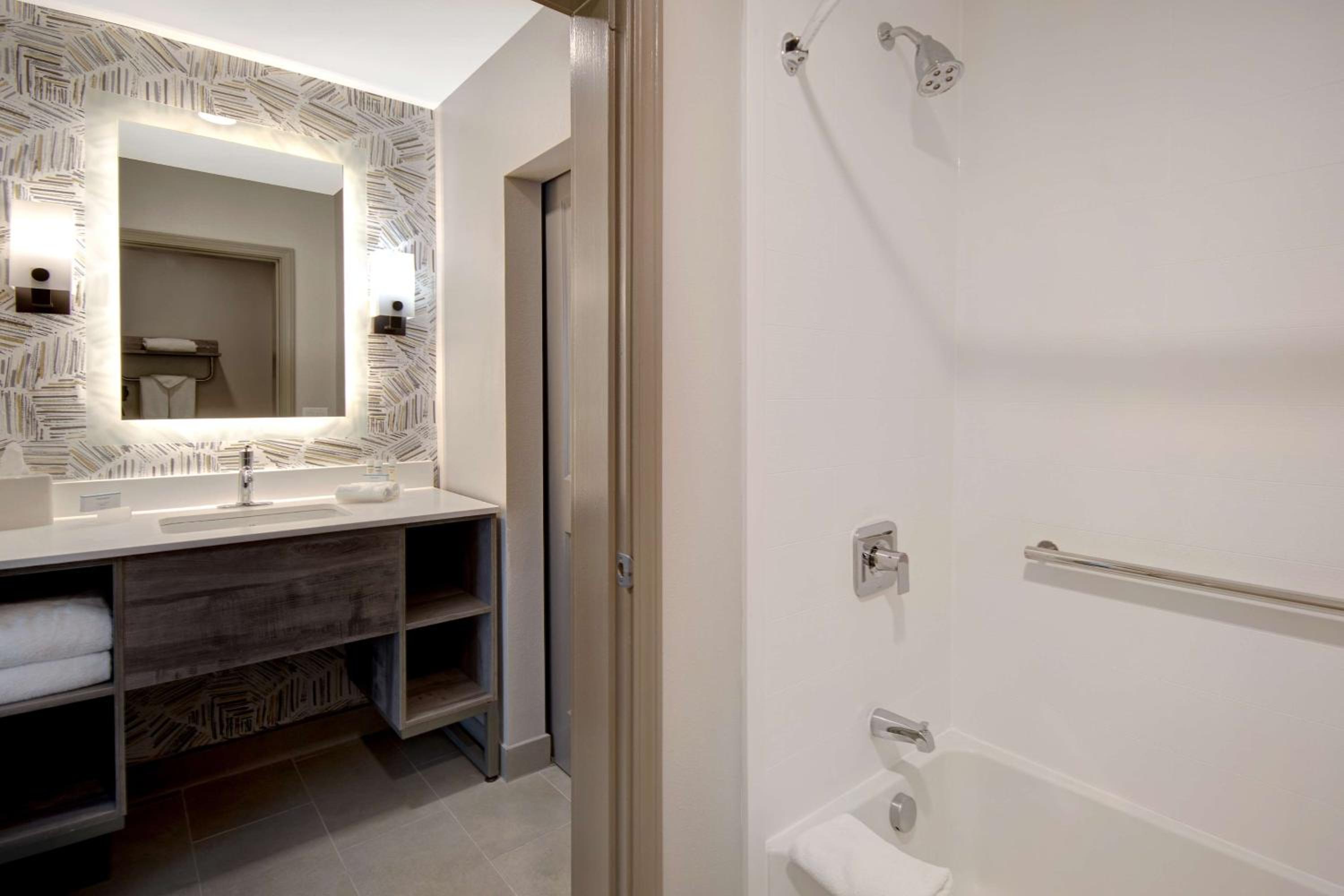 One-Bedroom King Suite - Non-Smoking - Photo 11