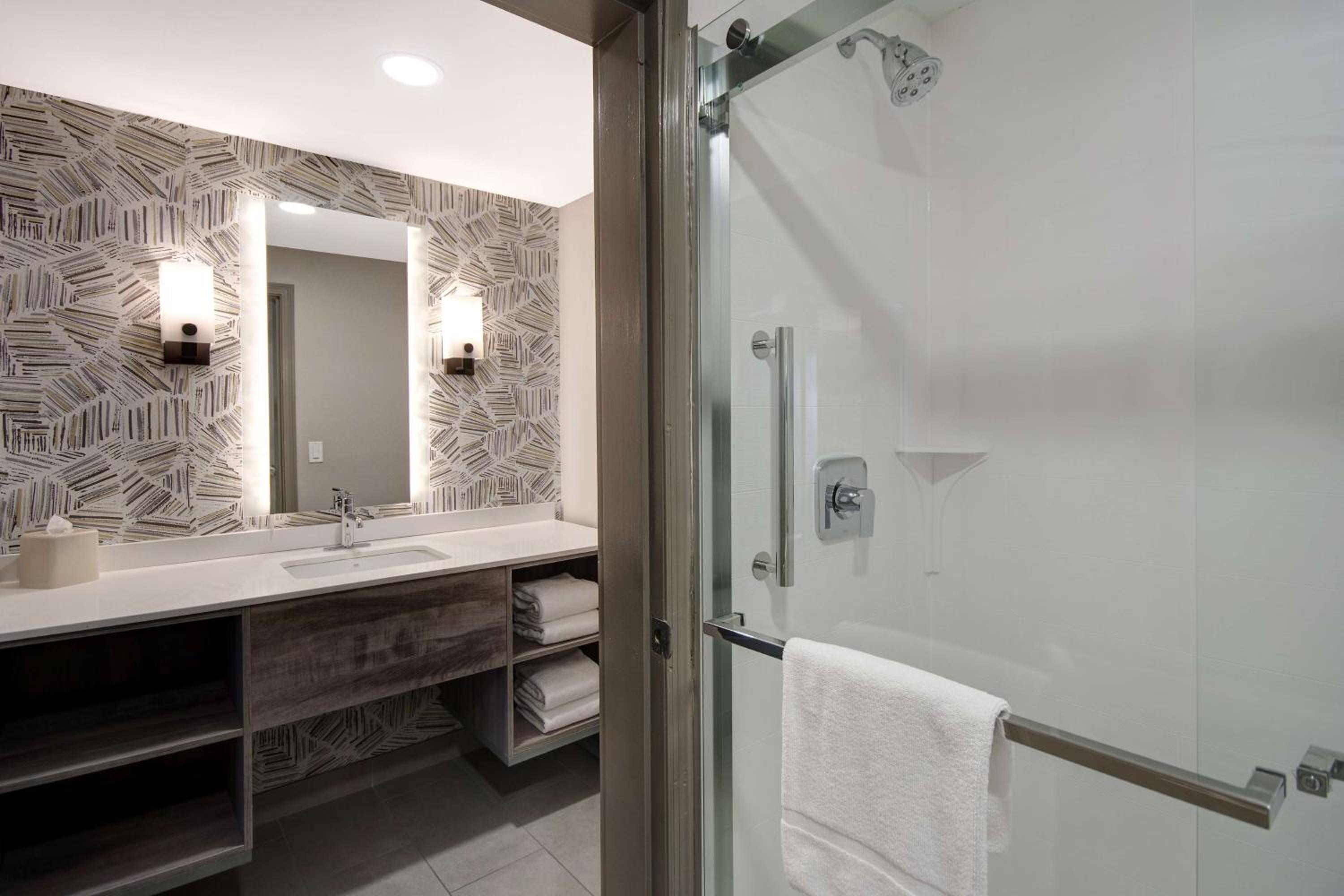 One-Bedroom King Suite - Non-Smoking - Photo 2