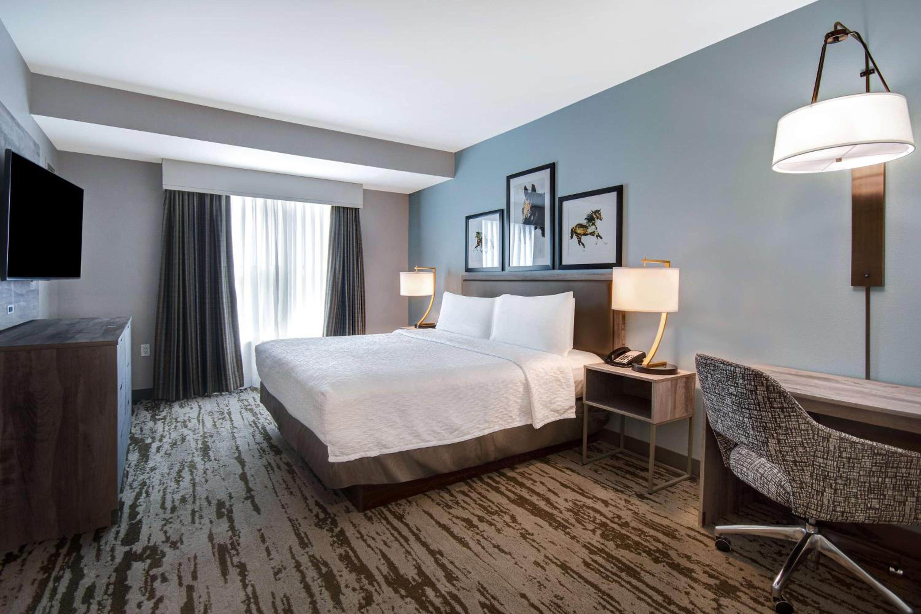 Two Bedroom Suite with One King and Two Queen Beds - Non-Smoking - Photo 8