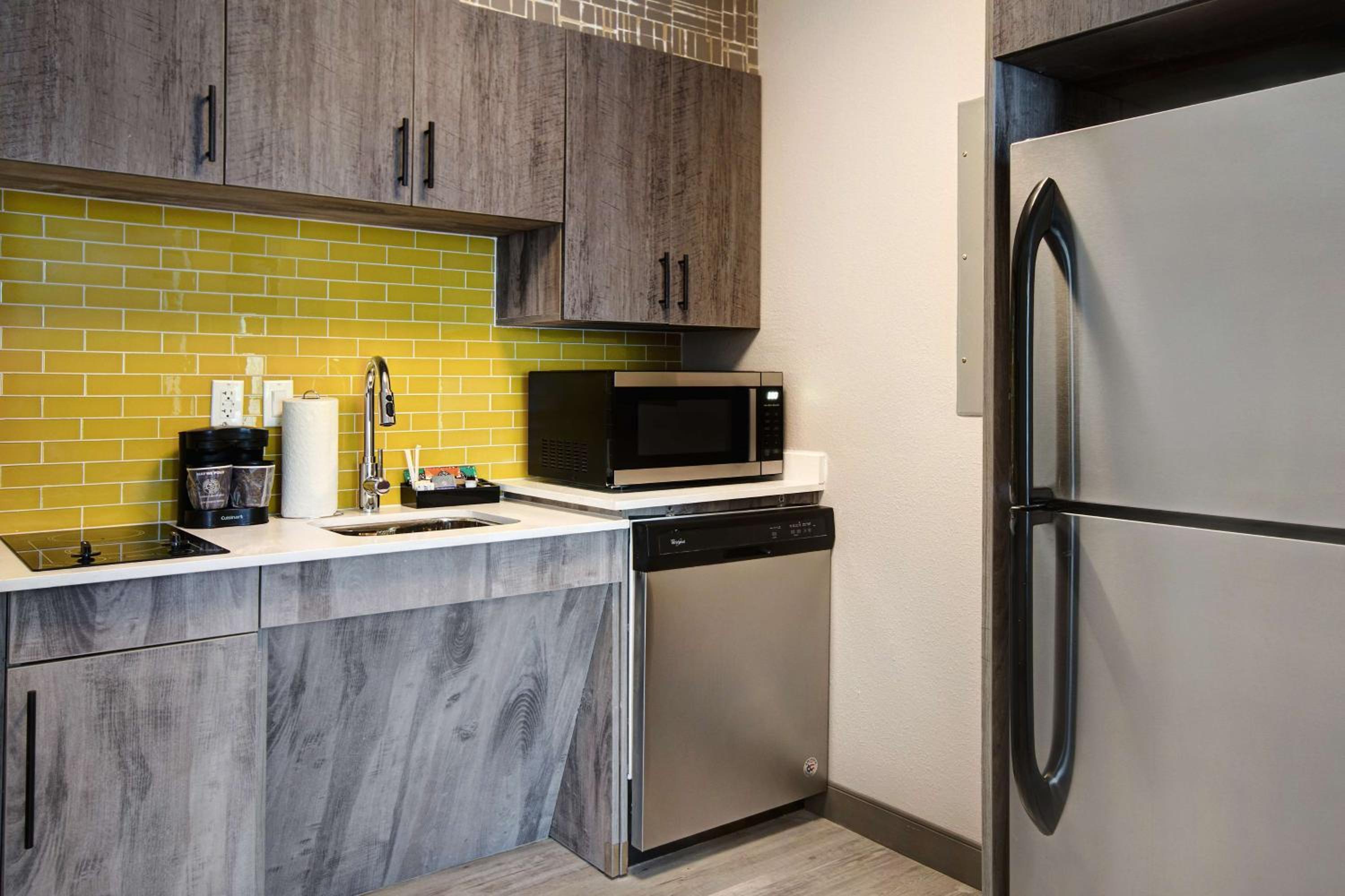 King Suite - Mobility Access/Non-Smoking - Photo 1