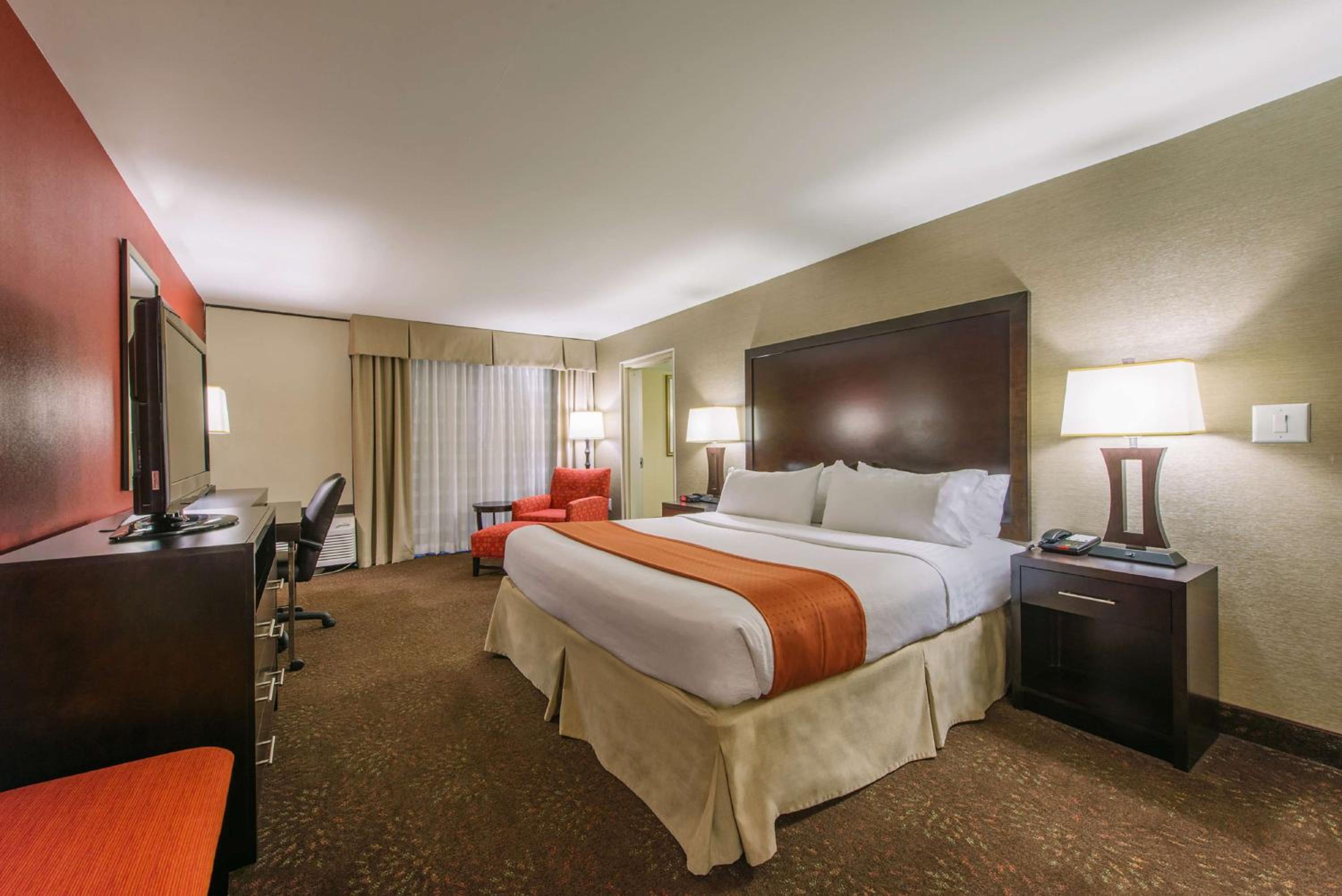 King Room with Roll In Shower - Mobility/Hearing Access - Photo 2