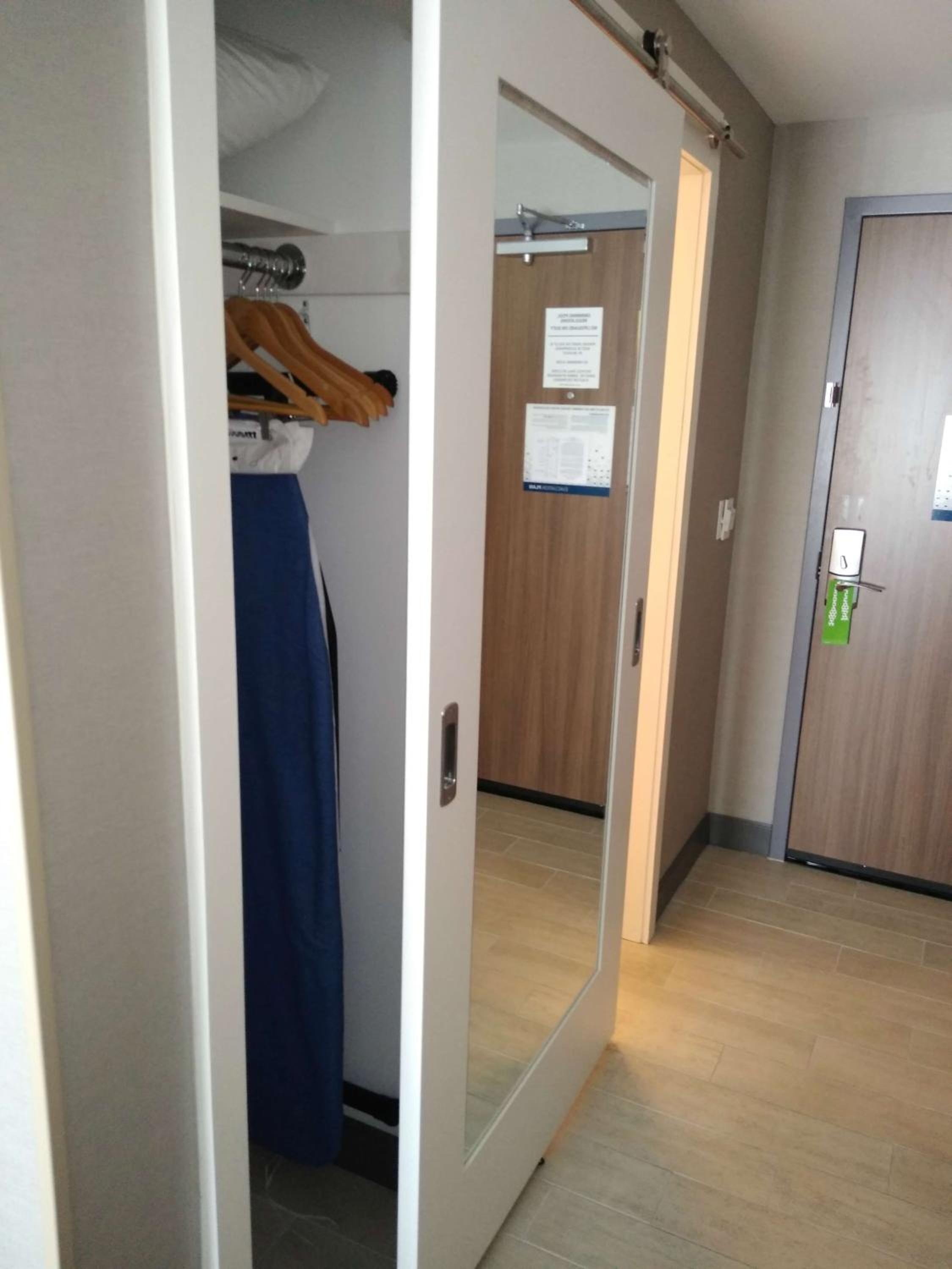 Queen Room with Two Queen Beds - Mobility and Hearing Access/Non-Smoking photo 2