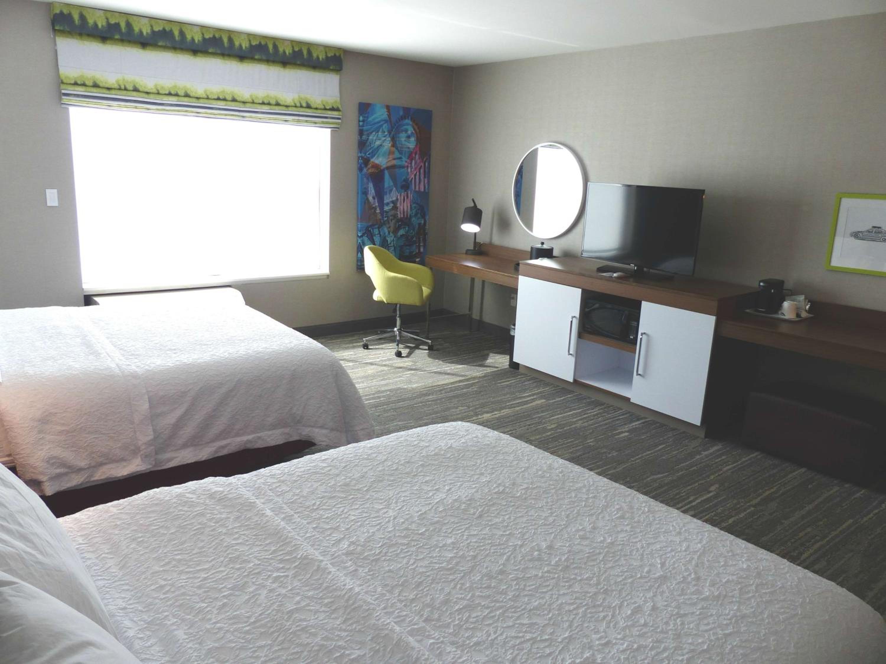 Queen Room with Two Queen Beds - Mobility and Hearing Access/Non-Smoking photo 3