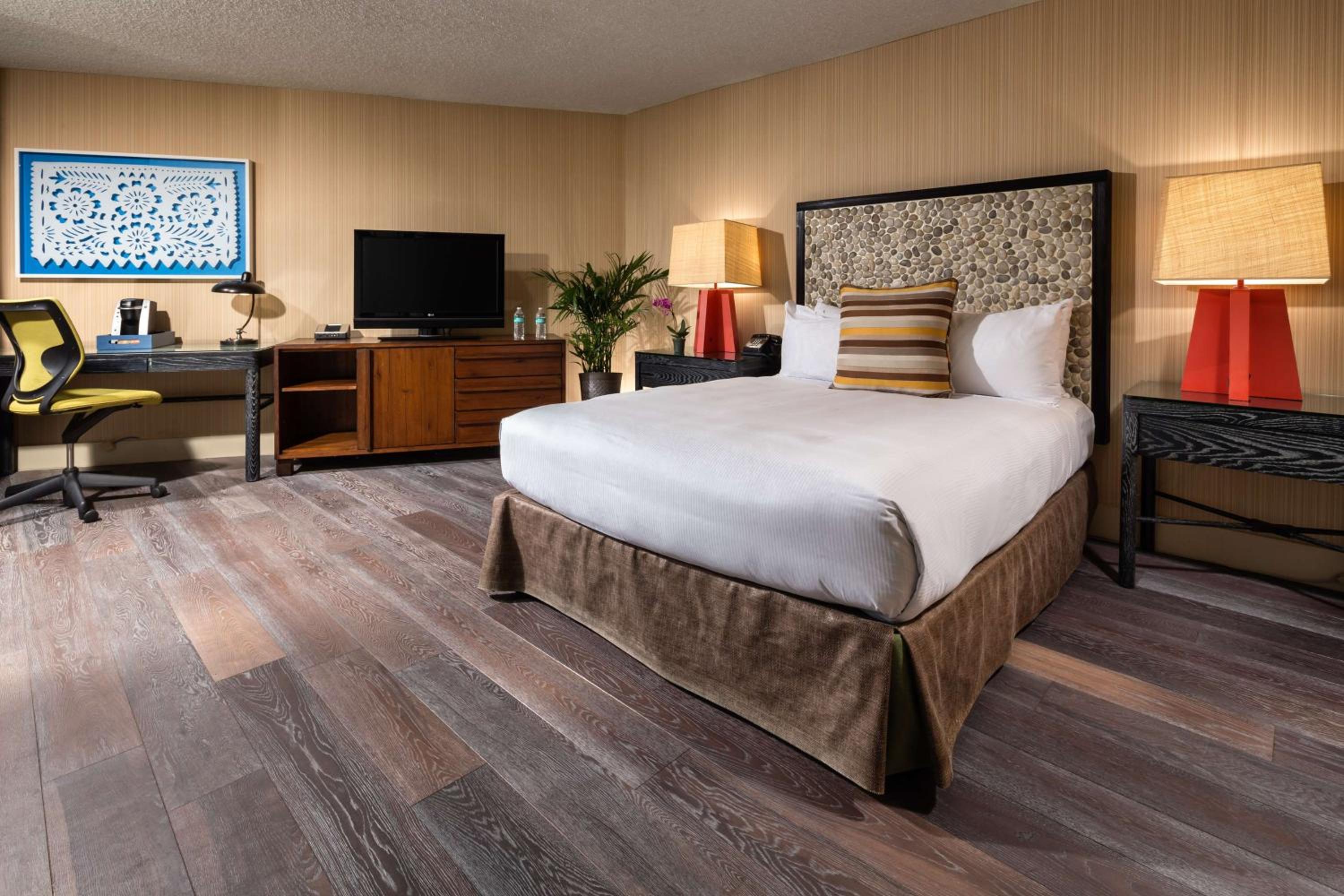 Queen Room with One Queen Bed-Hearing Accessible - Photo 3
