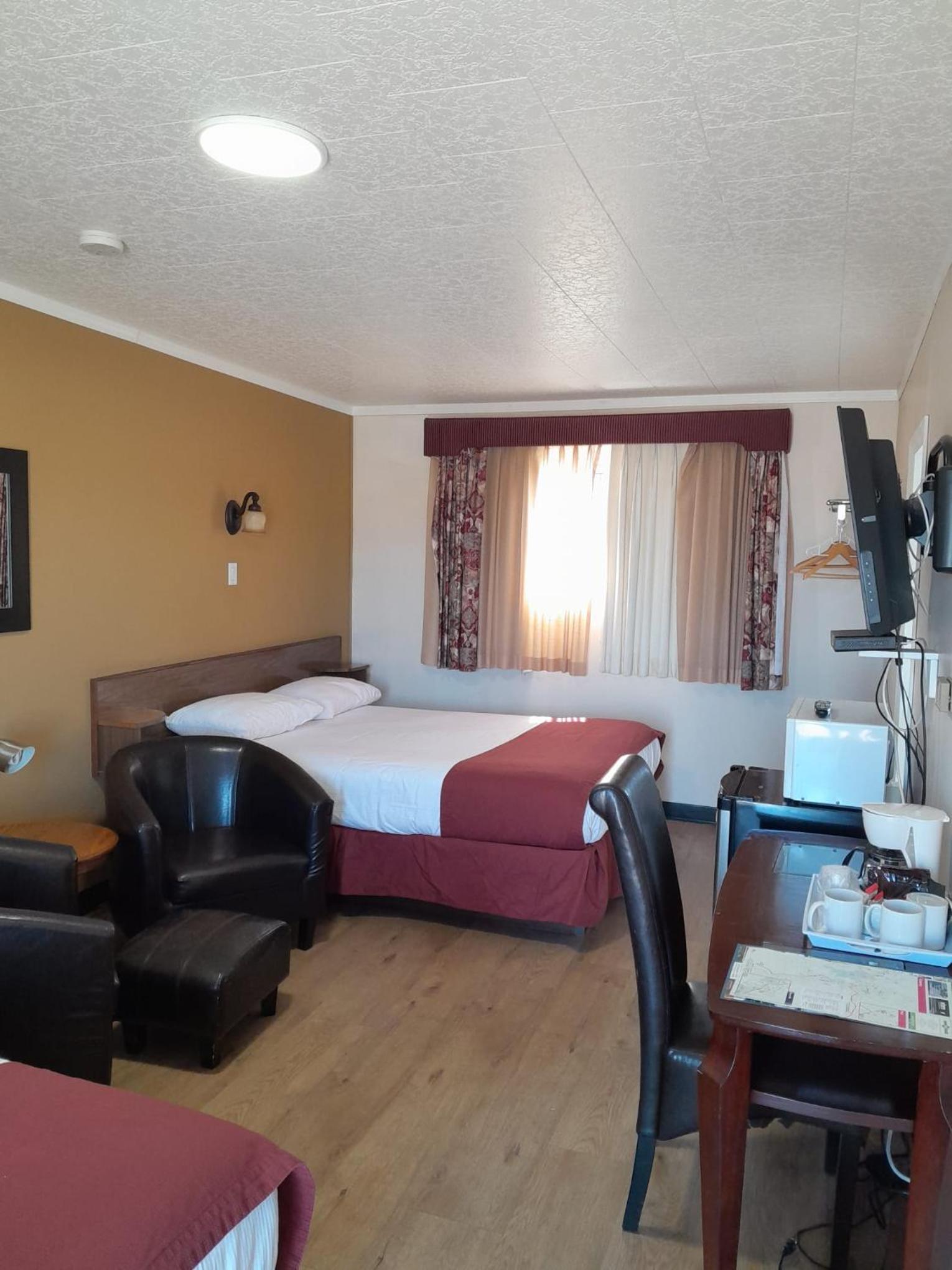Queen Room with Two Queen Beds photo 2