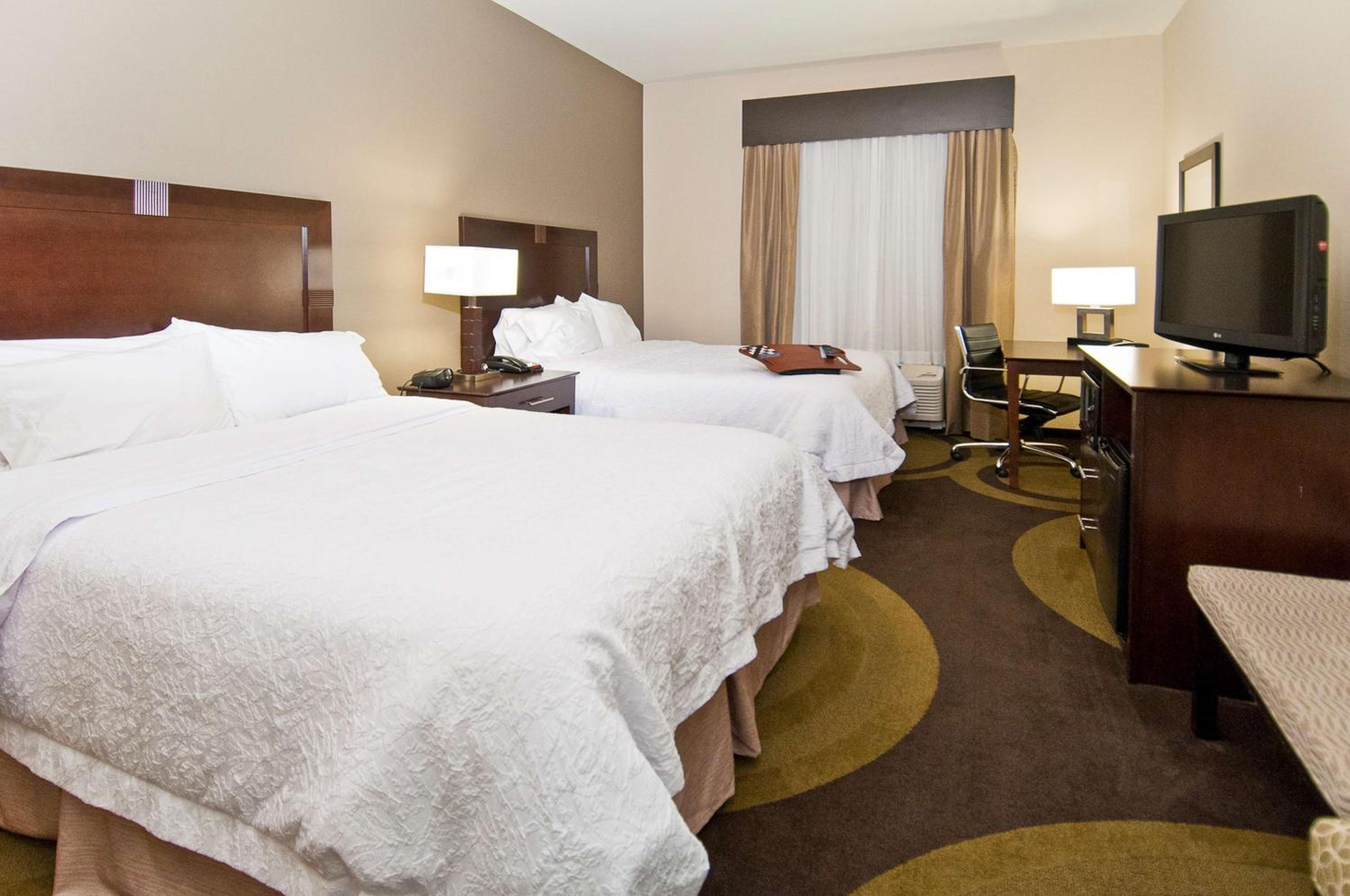 Room with Two Queen Beds - Non-Smoking - Photo 2