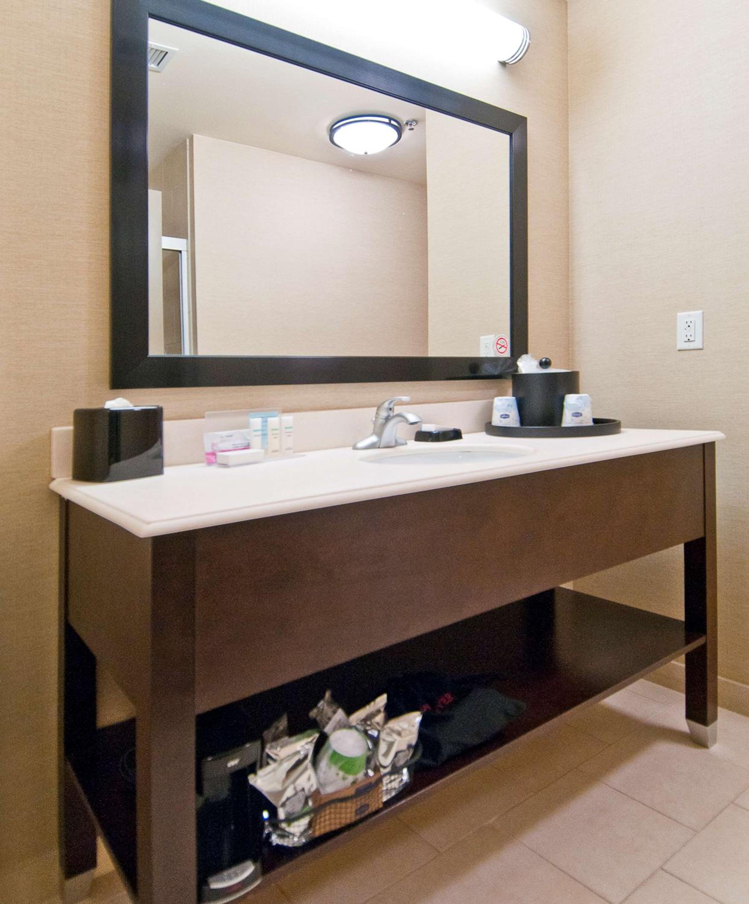 King Room with Bath Tub - Non-Smoking photo 3