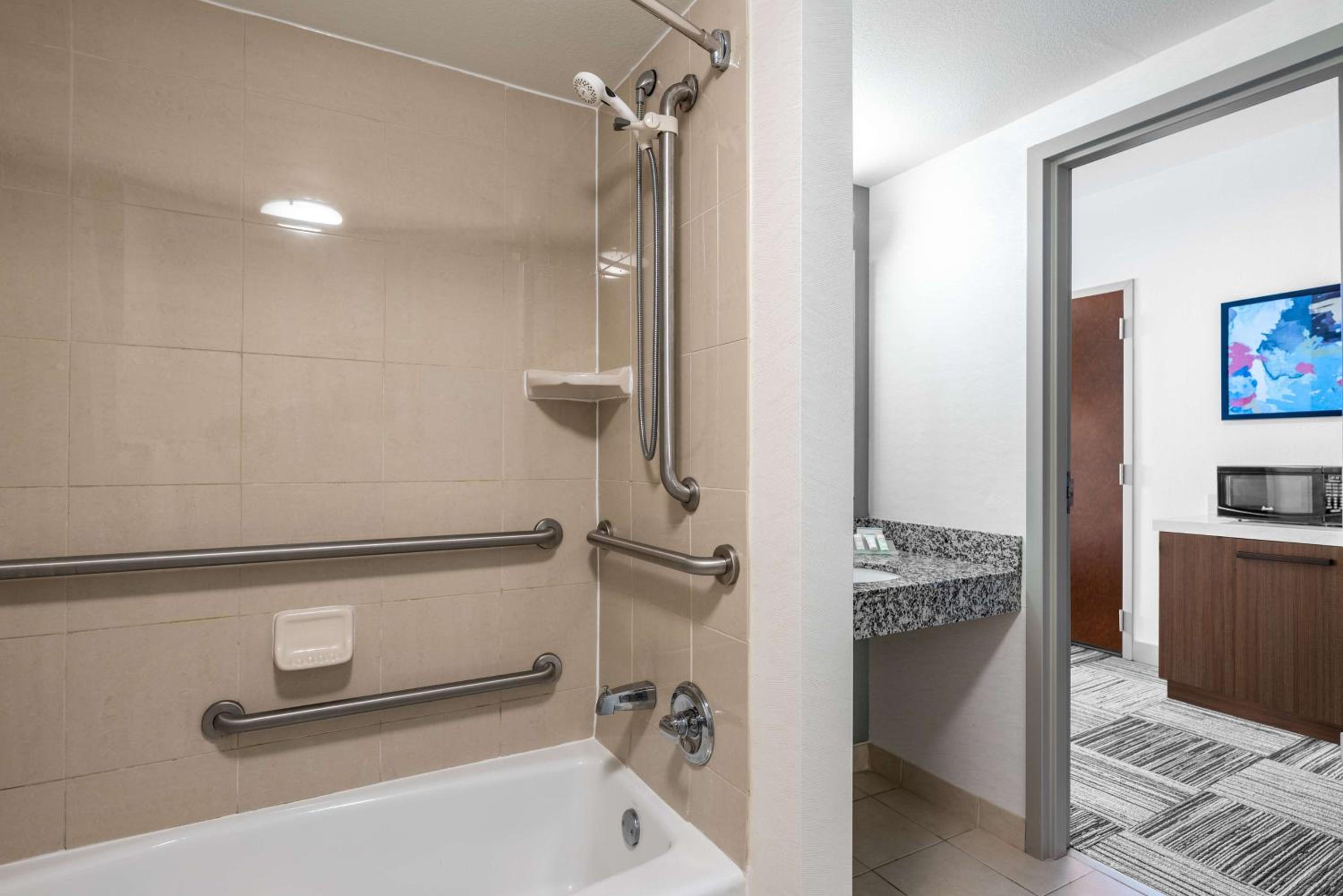 Deluxe King Room with Accessible Tub - Mobility and Hearing Access - Photo 3