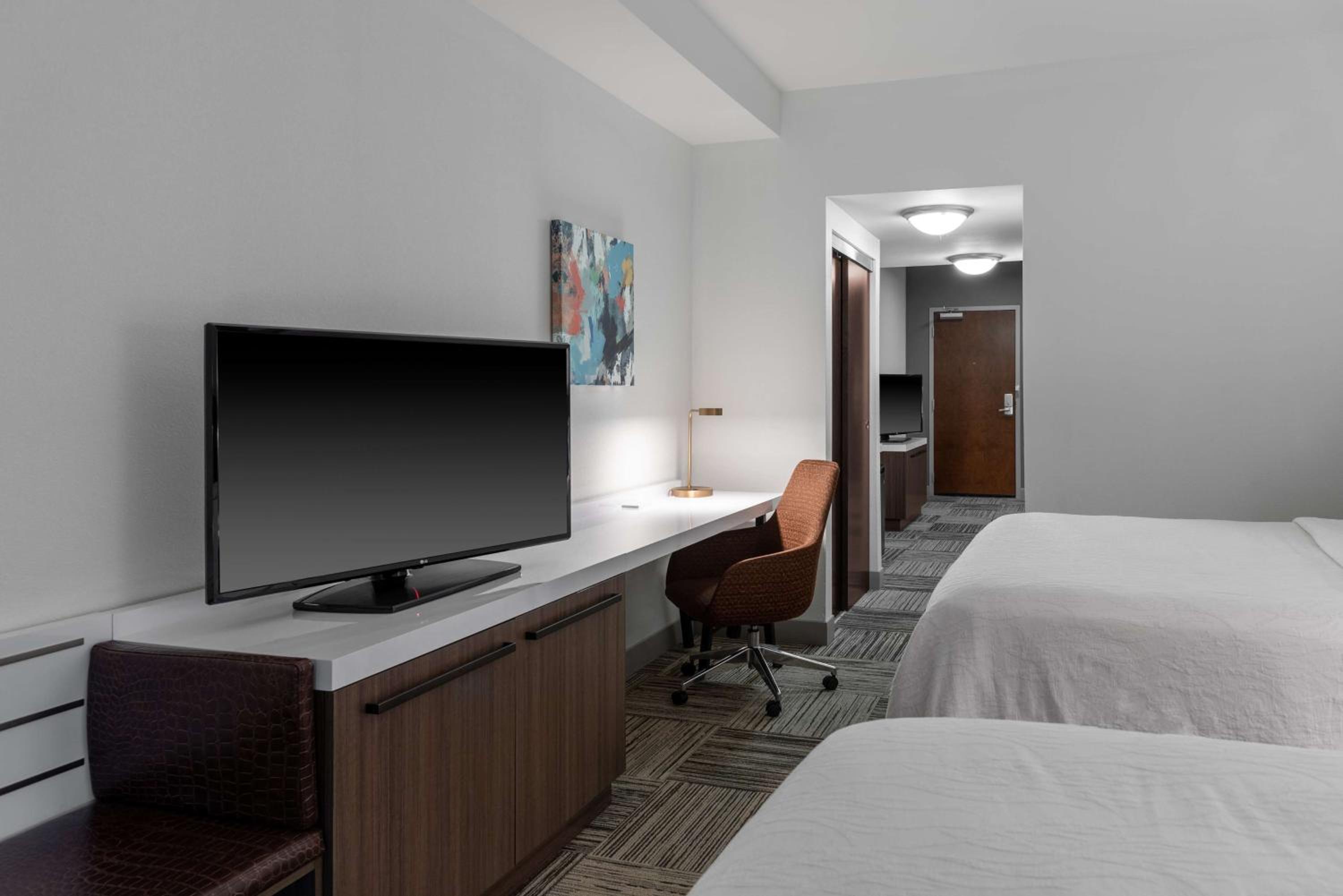 Junior Suite with Two Queen Beds and Sofa Bed - Photo 2