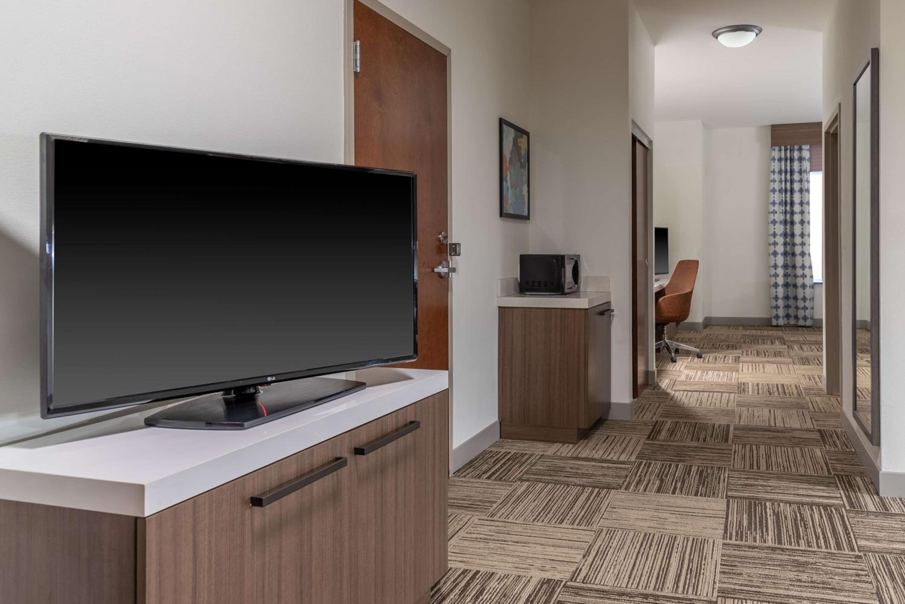 Junior Suite with Two Queen Beds and Sofa Bed - Photo 6