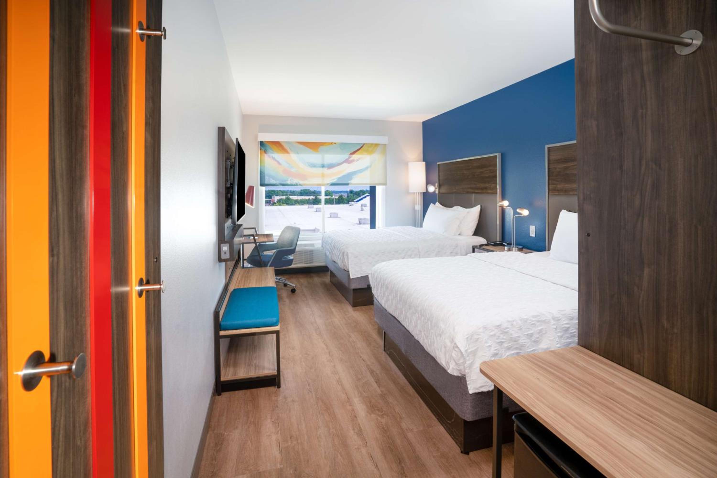 Queen Room with Two Queen Beds - Photo 1