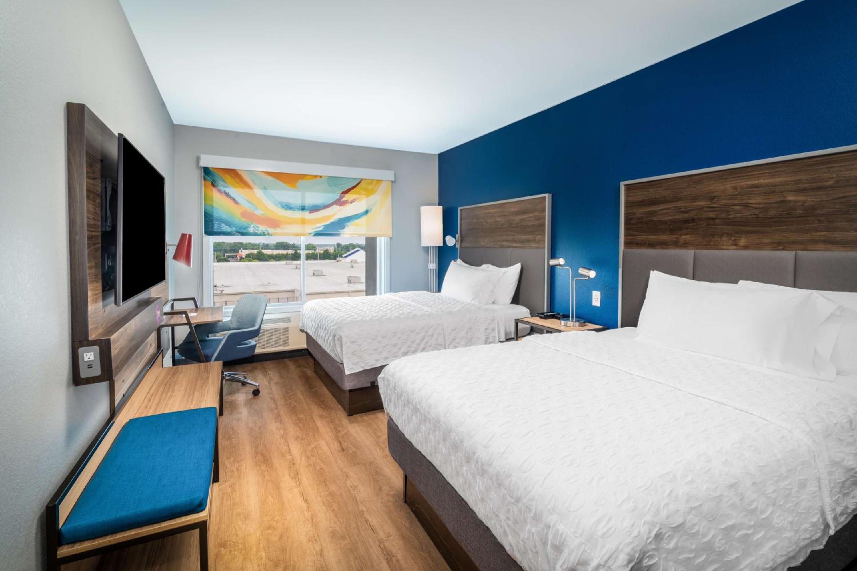 Queen Room with Two Queen Beds - Photo 4