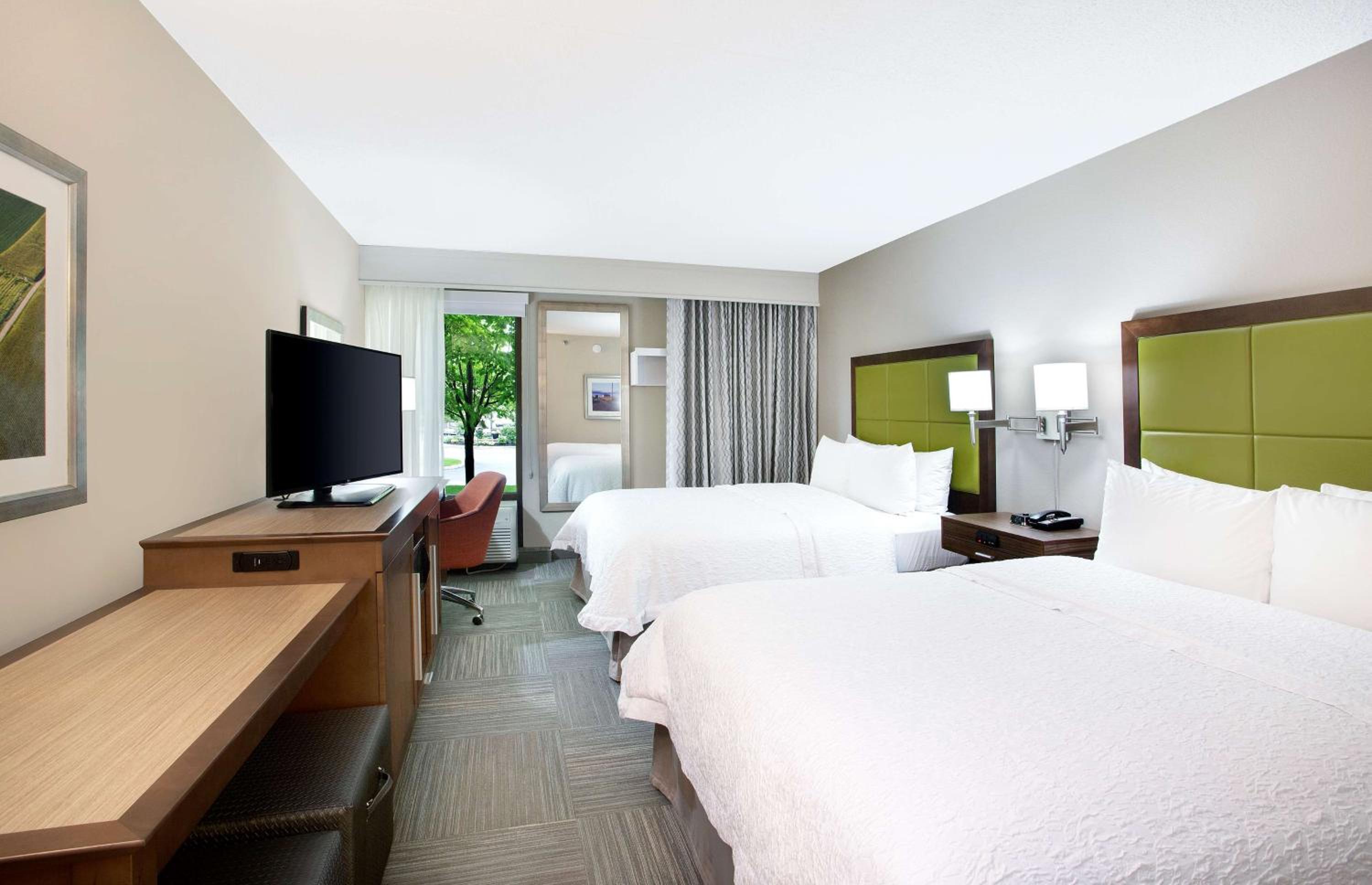 Room with Two Queen Beds - Non-Smoking - Photo 4