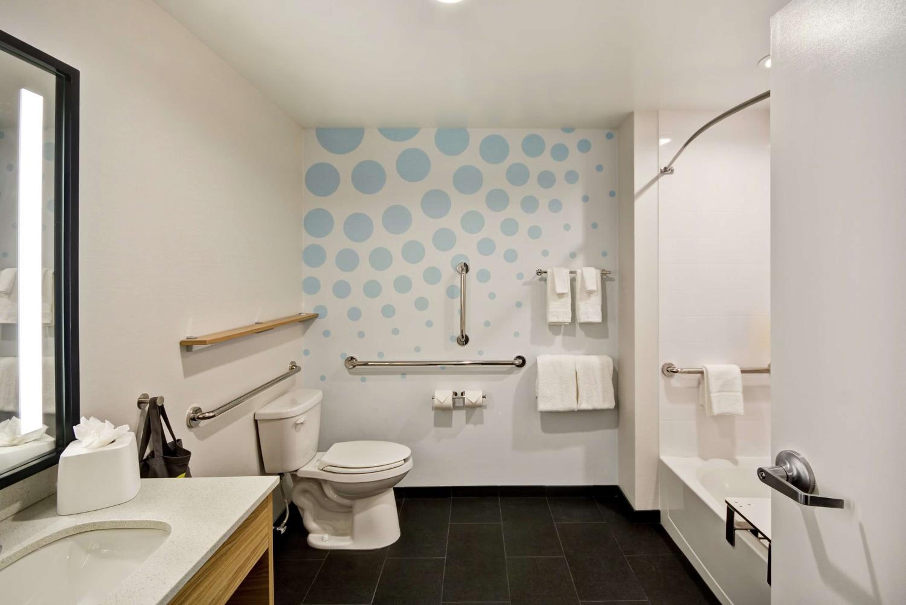 King Room with Bath Tub - Mobility Access