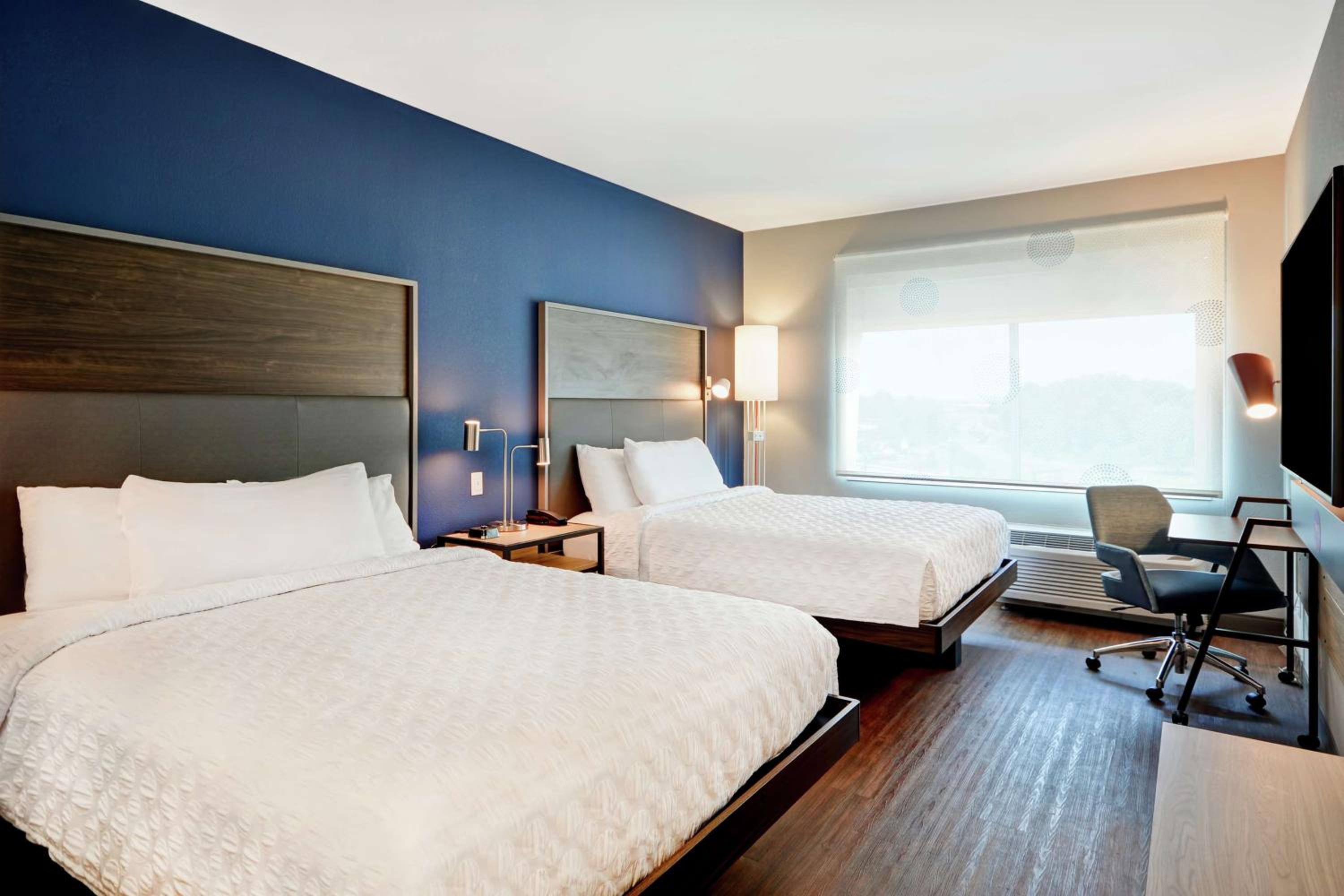 Queen Room with Two Queen Beds - Photo 5