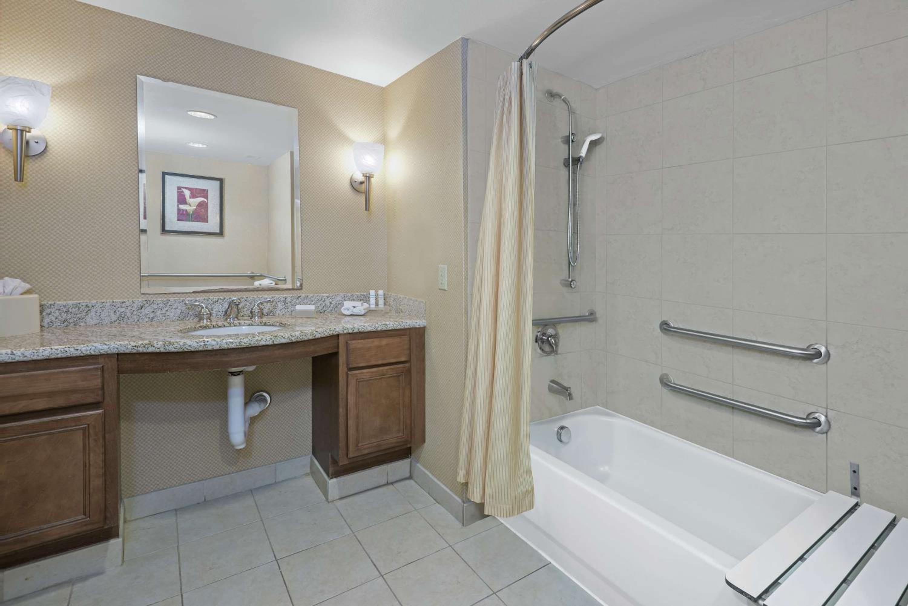 King Suite with Accessible Tub - Mobility and Hearing Access/Non-Smoking - Photo 2