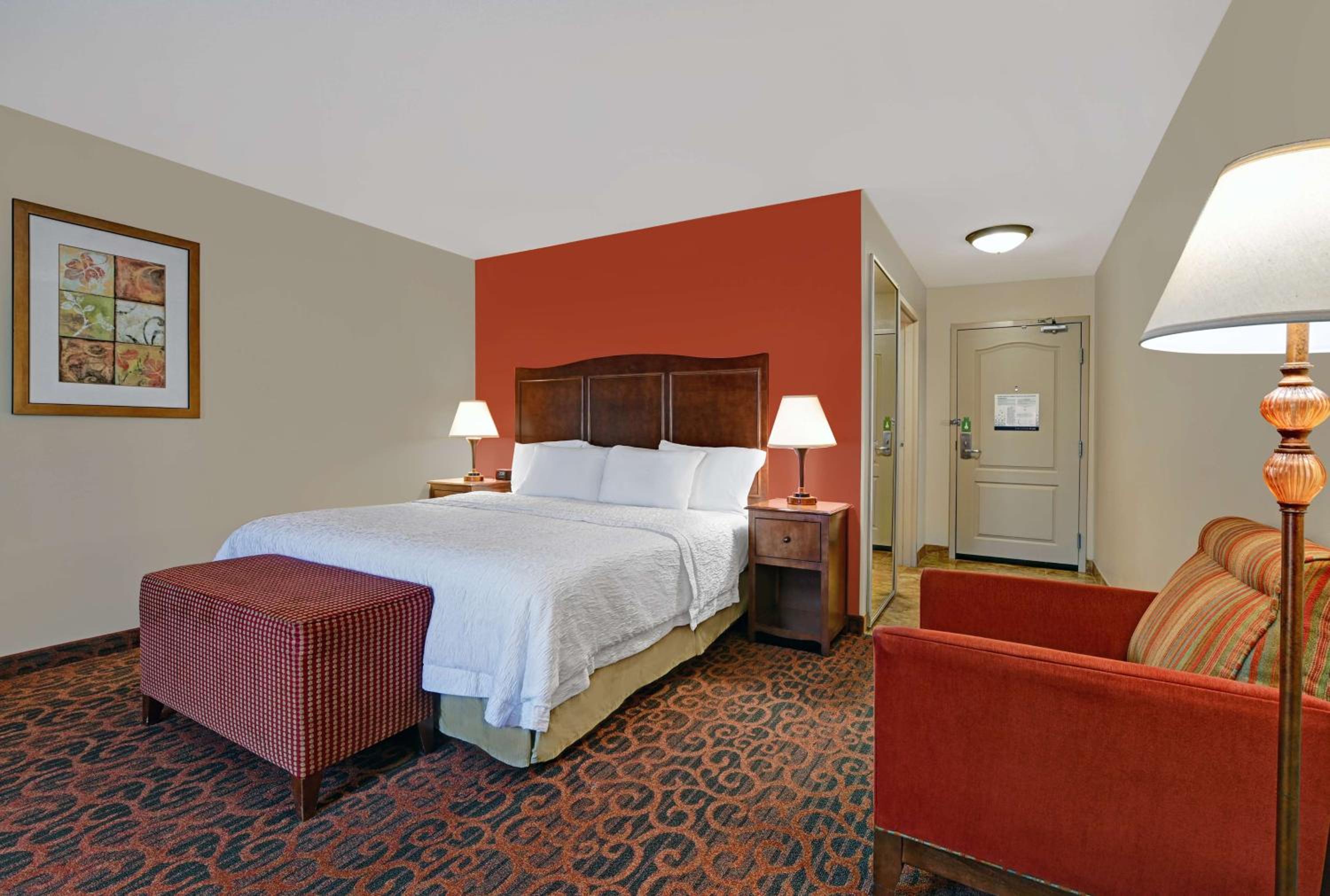 King Room with King Bed - Non-Smoking - Photo 3