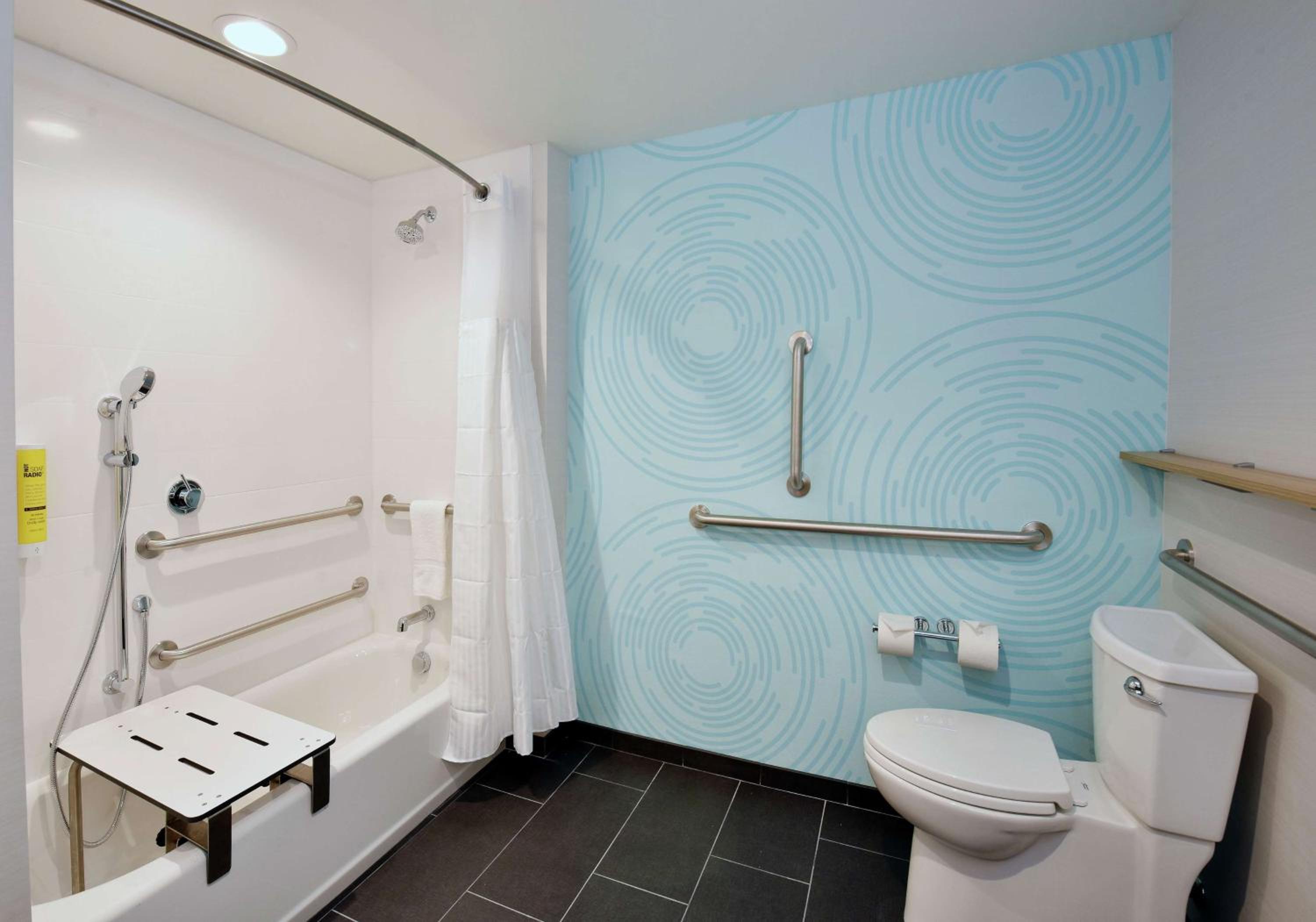 King Room with Accessible Tub - Mobility Access - Photo 2