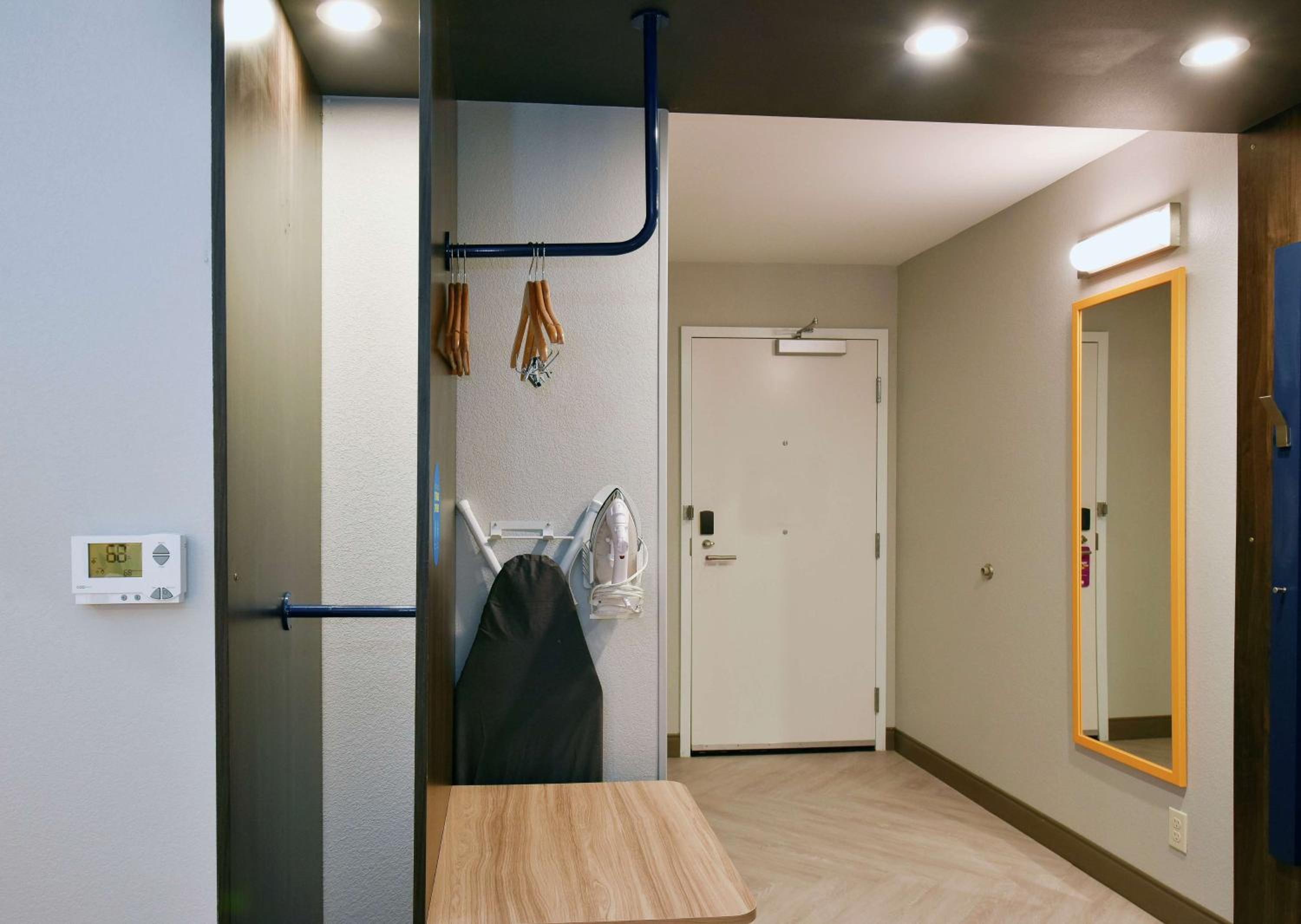 King Room with Accessible Tub - Mobility Access - Photo 3