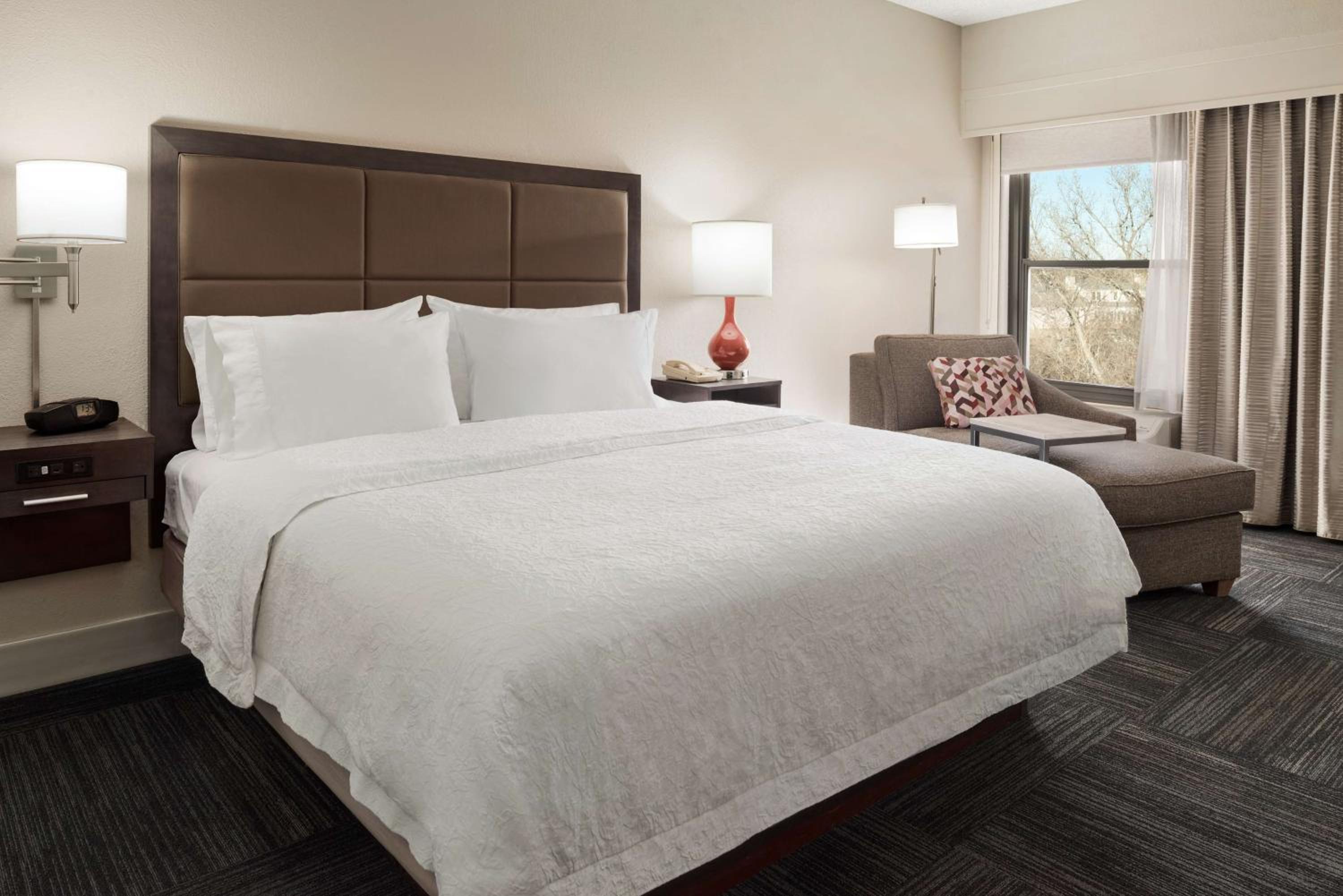 King Room with King Bed - Non-Smoking - Photo 4