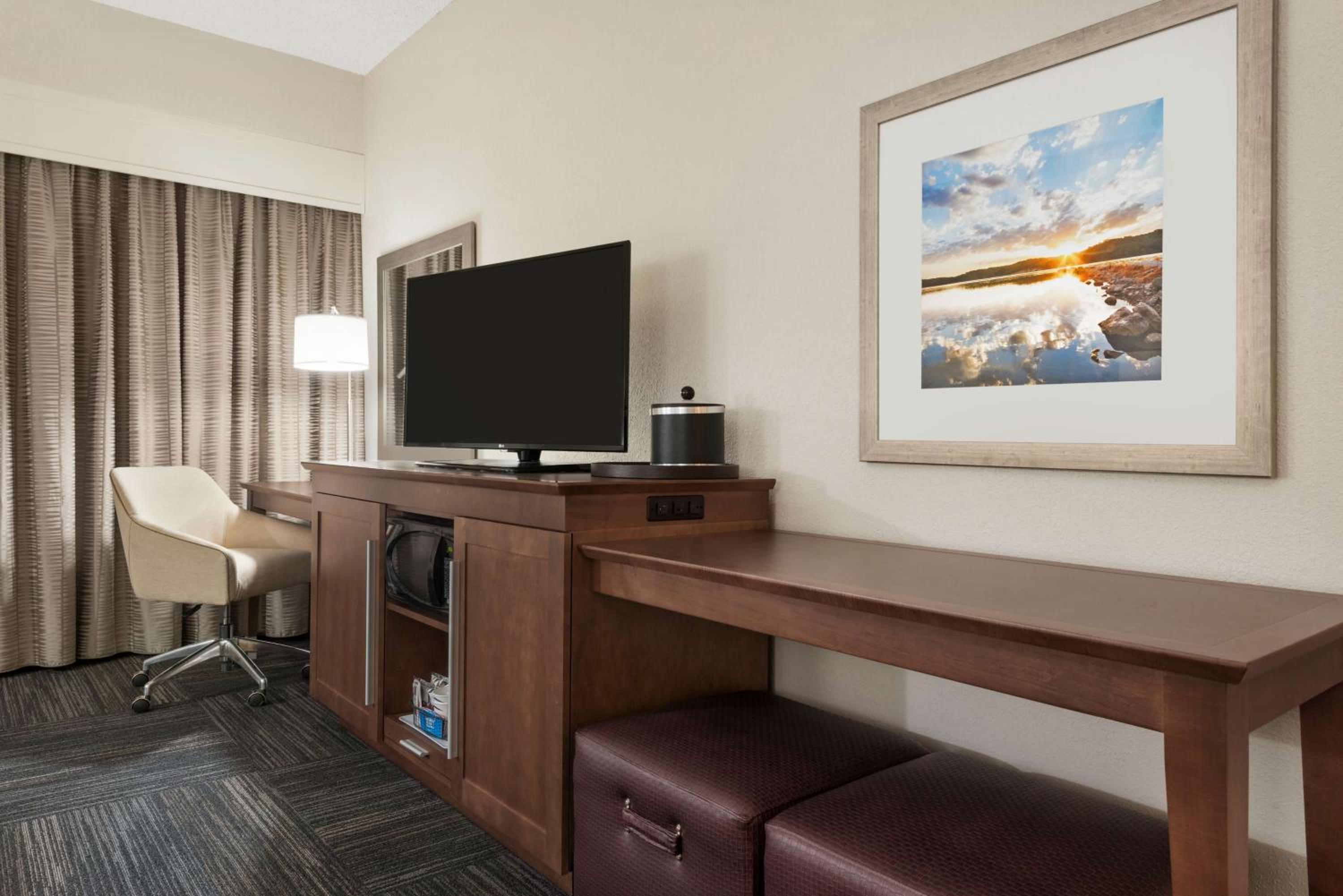 King Room with King Bed - Non-Smoking - Photo 3