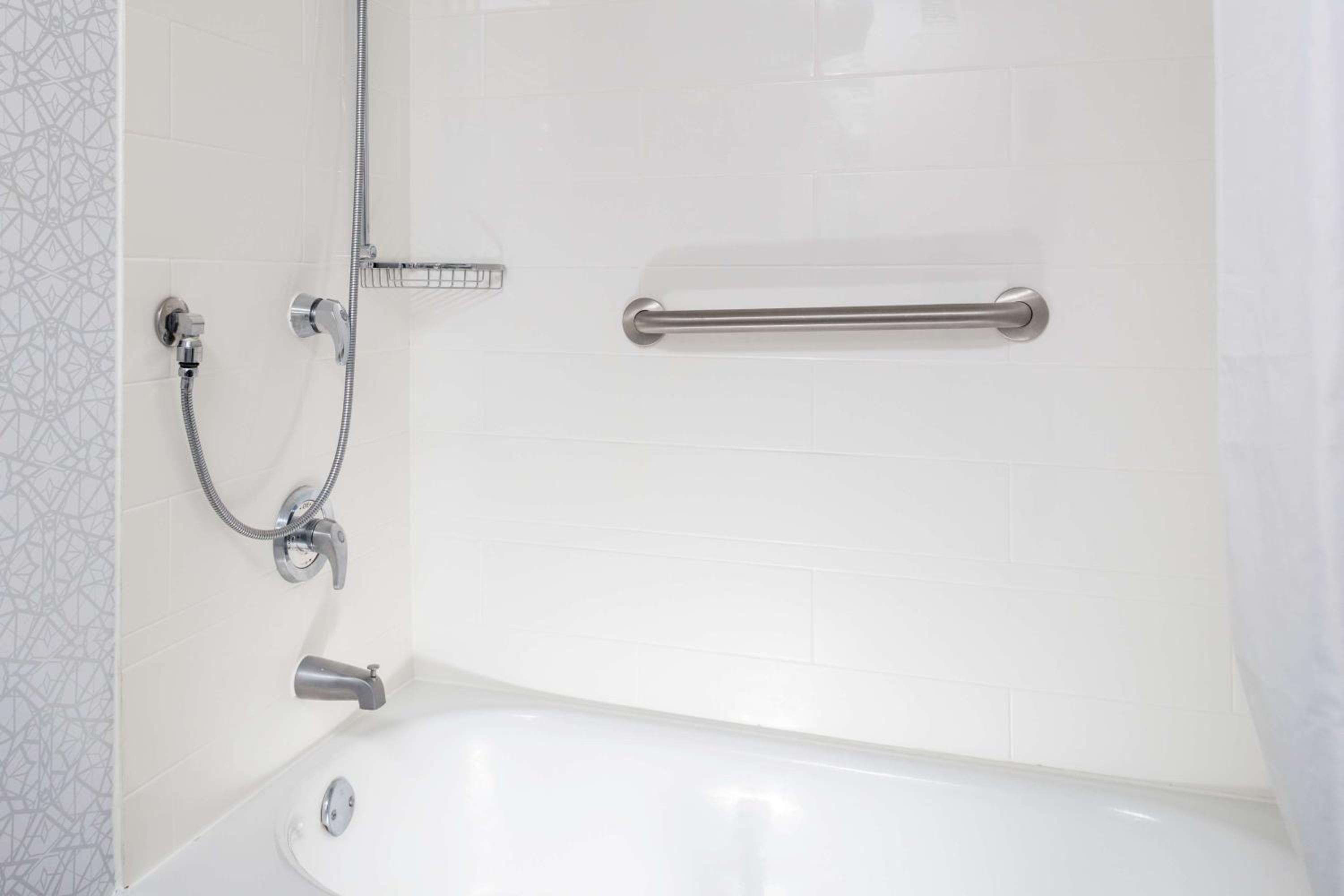 Queen Room with Bath Tub - Mobility Access/Non-Smoking - Photo 3