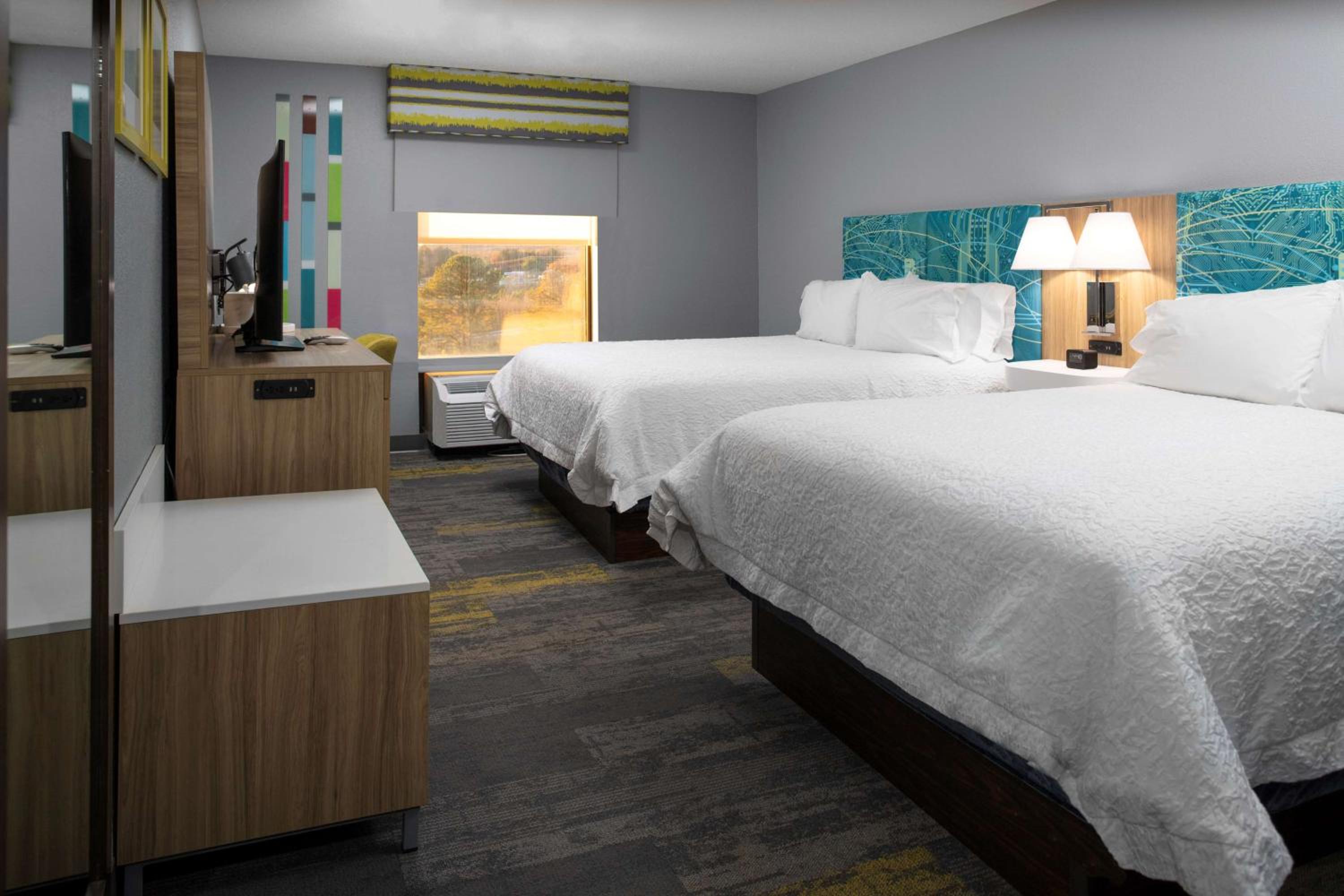Queen Room with Two Queen Beds - Photo 2