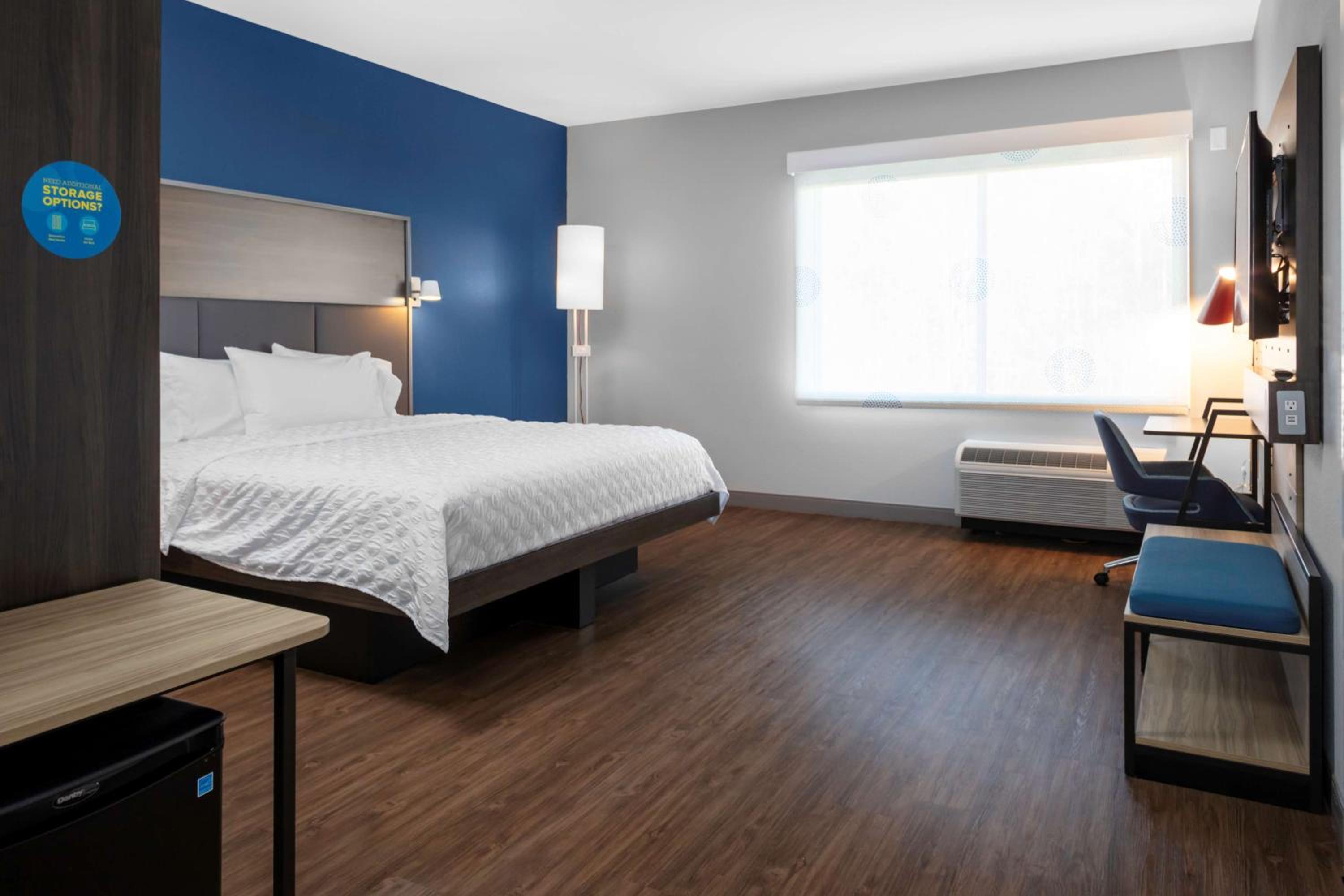 King Room with Bath Tub - Mobility and Hearing Access - Photo 1