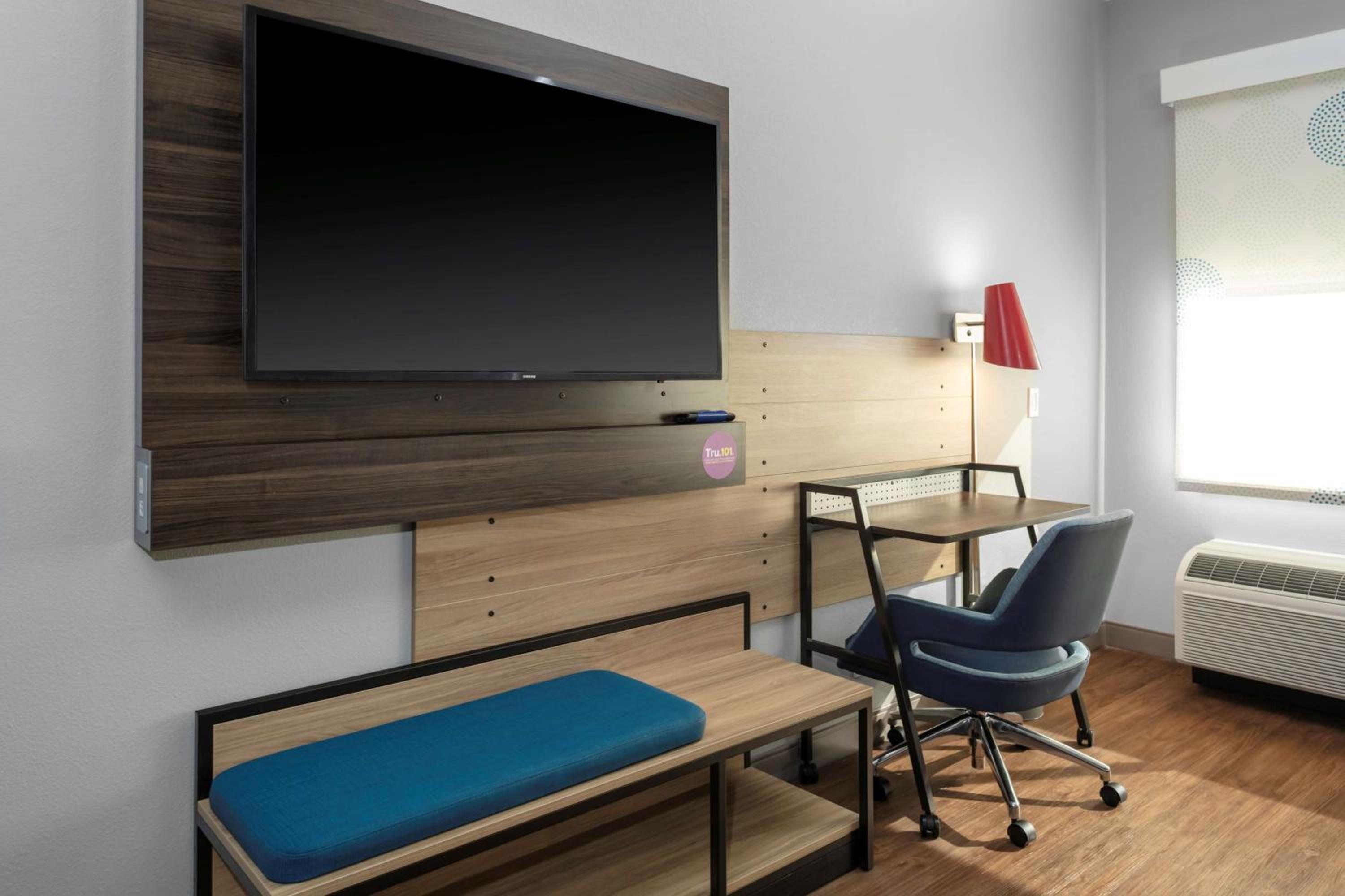 King Room with Bath Tub - Mobility and Hearing Access - Photo 2