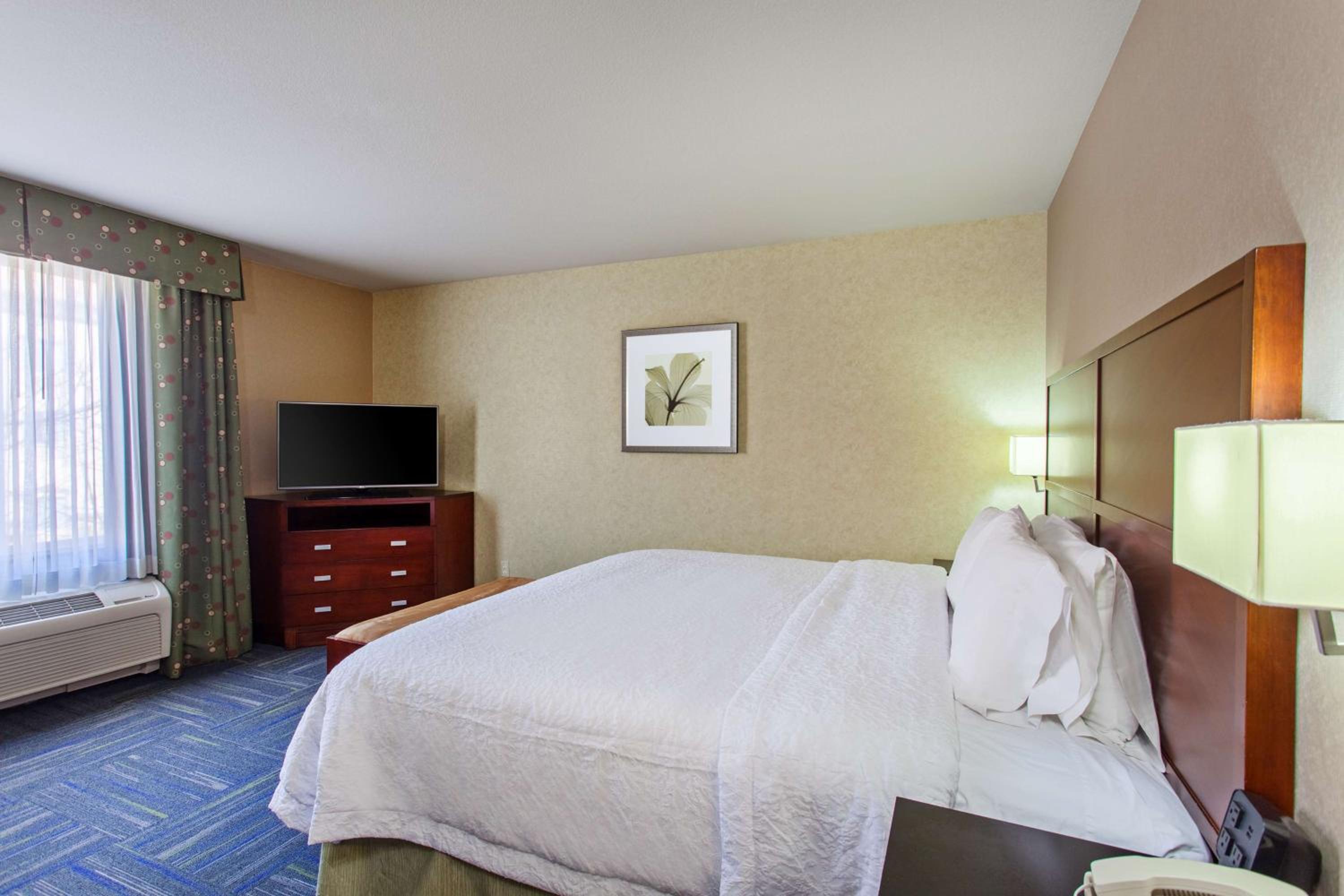 King Room with King Bed - Non-Smoking - Photo 3