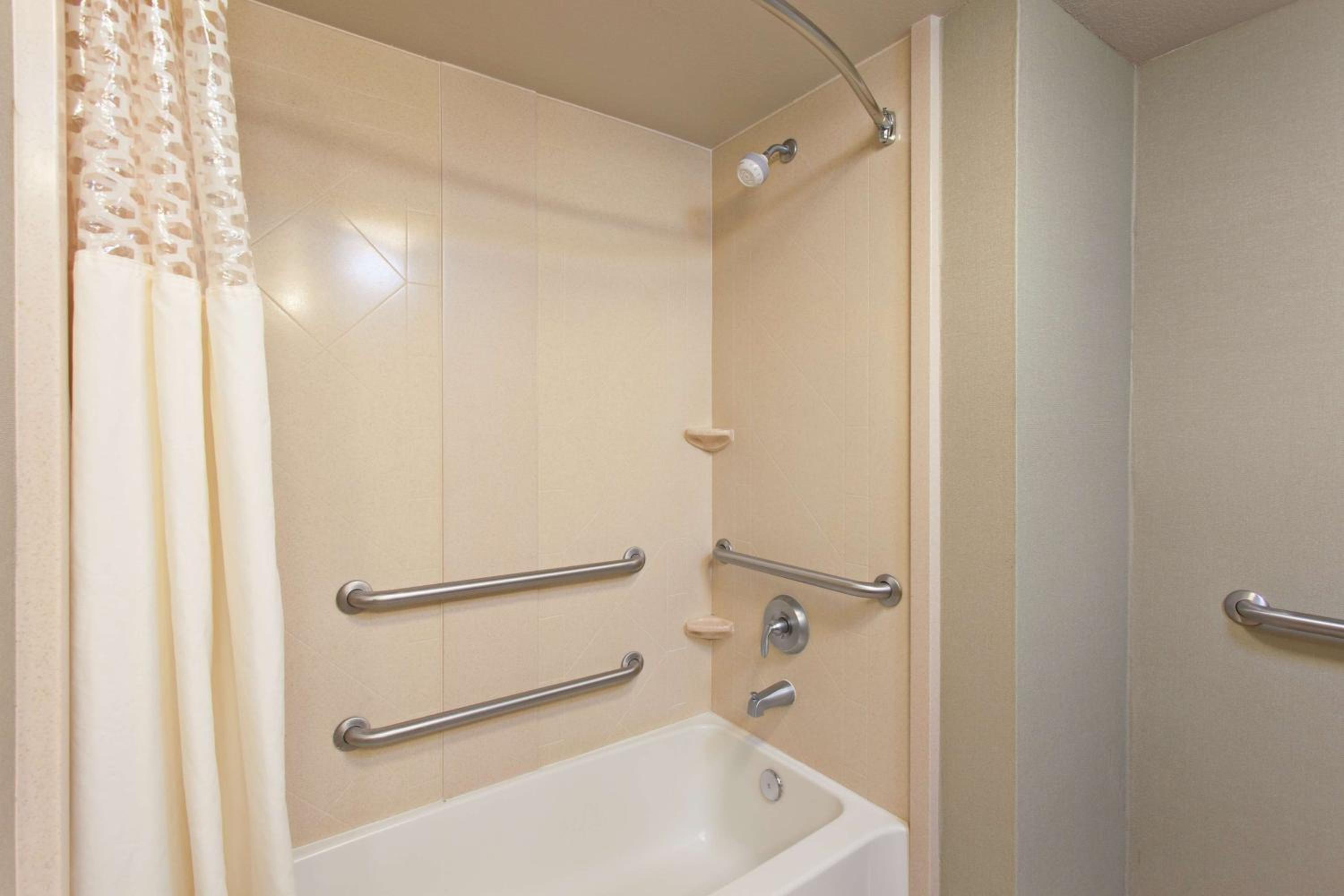 King Room with Accessible Tub - Mobility and Hearing Access/Non-Smoking - Photo 3