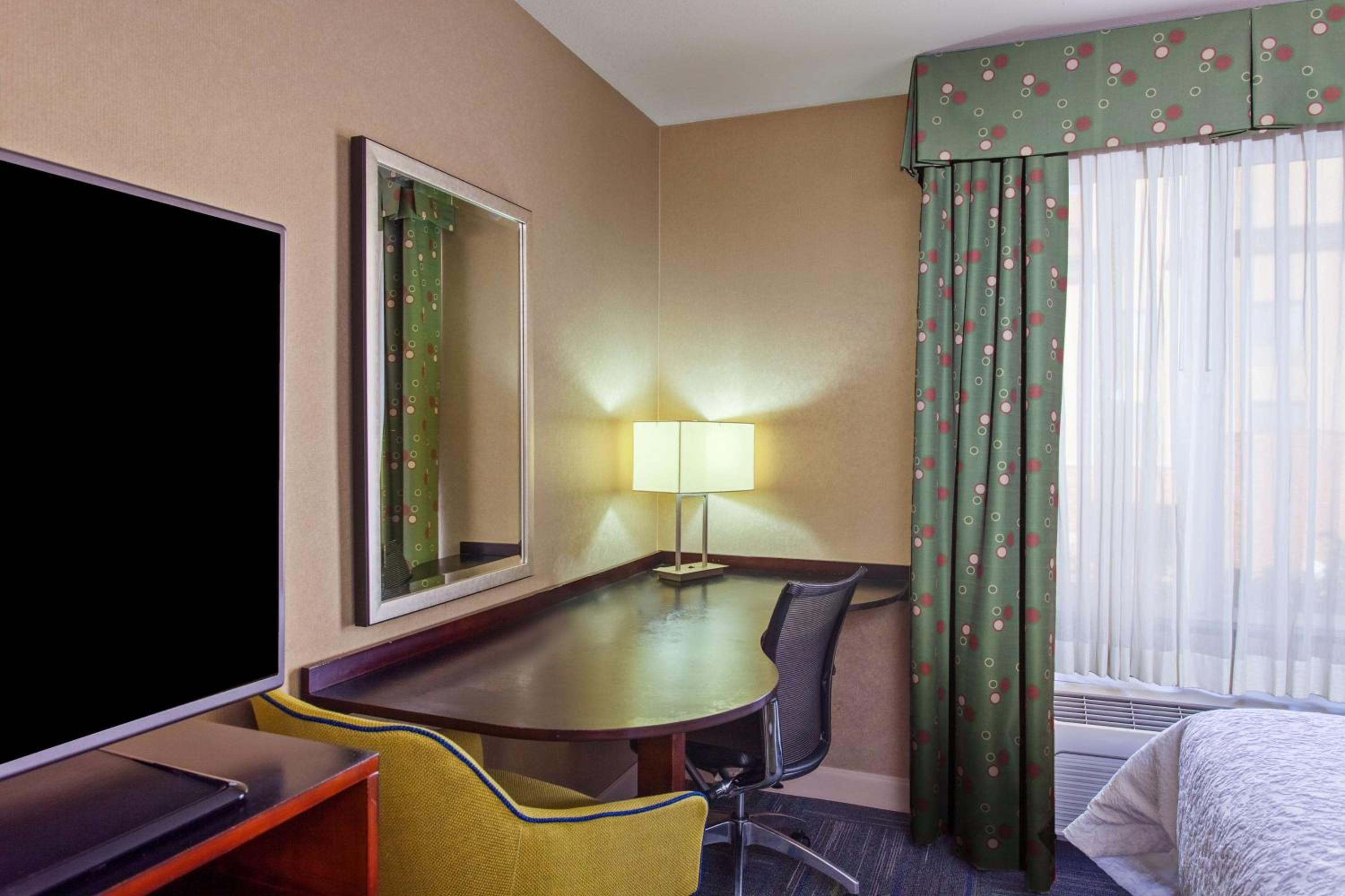 Room with Two Queen Beds - Non-Smoking - Photo 4