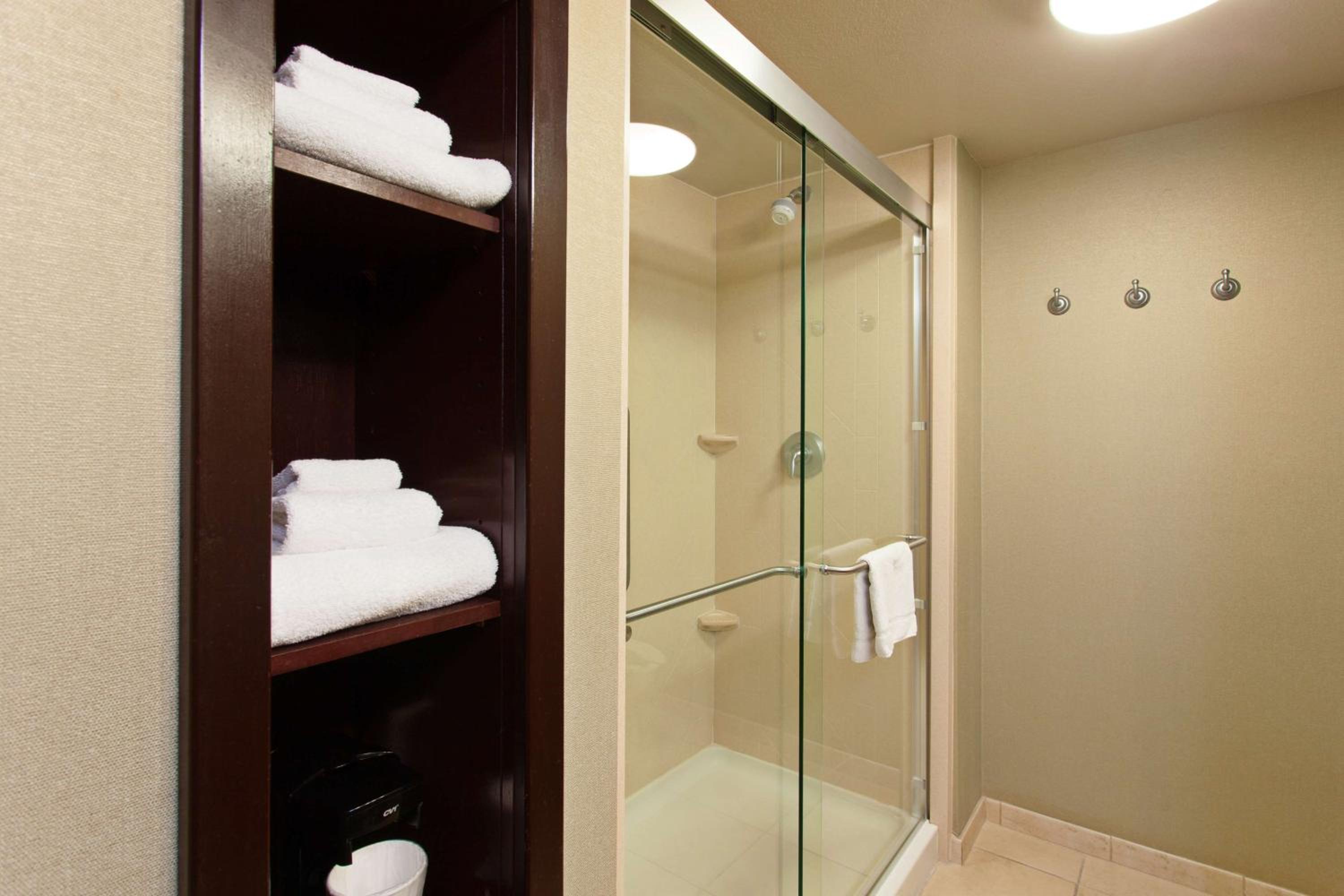 King Room with King Bed - Non-Smoking - Photo 2