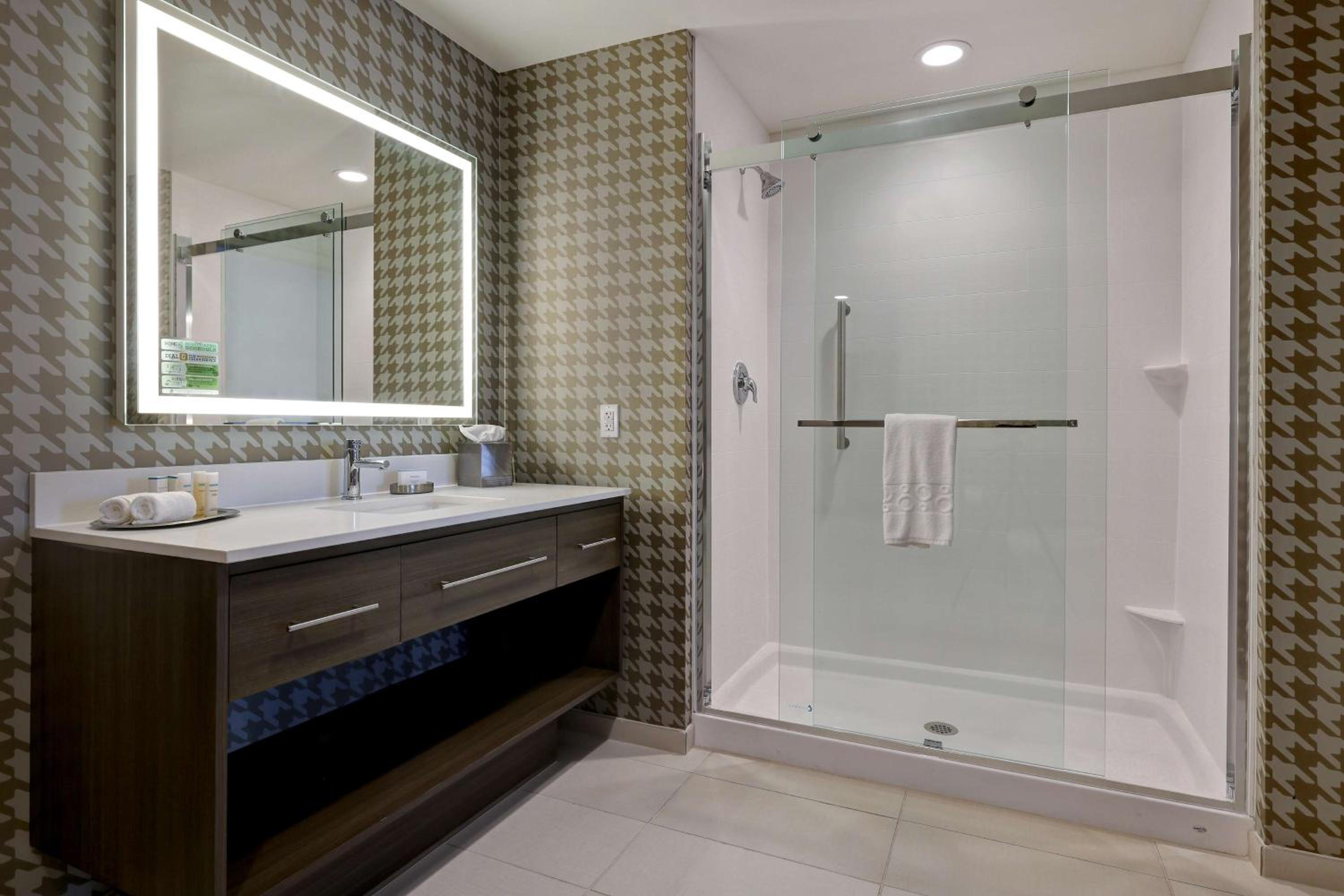 One-Bedroom King Suite - Non-Smoking - Photo 6