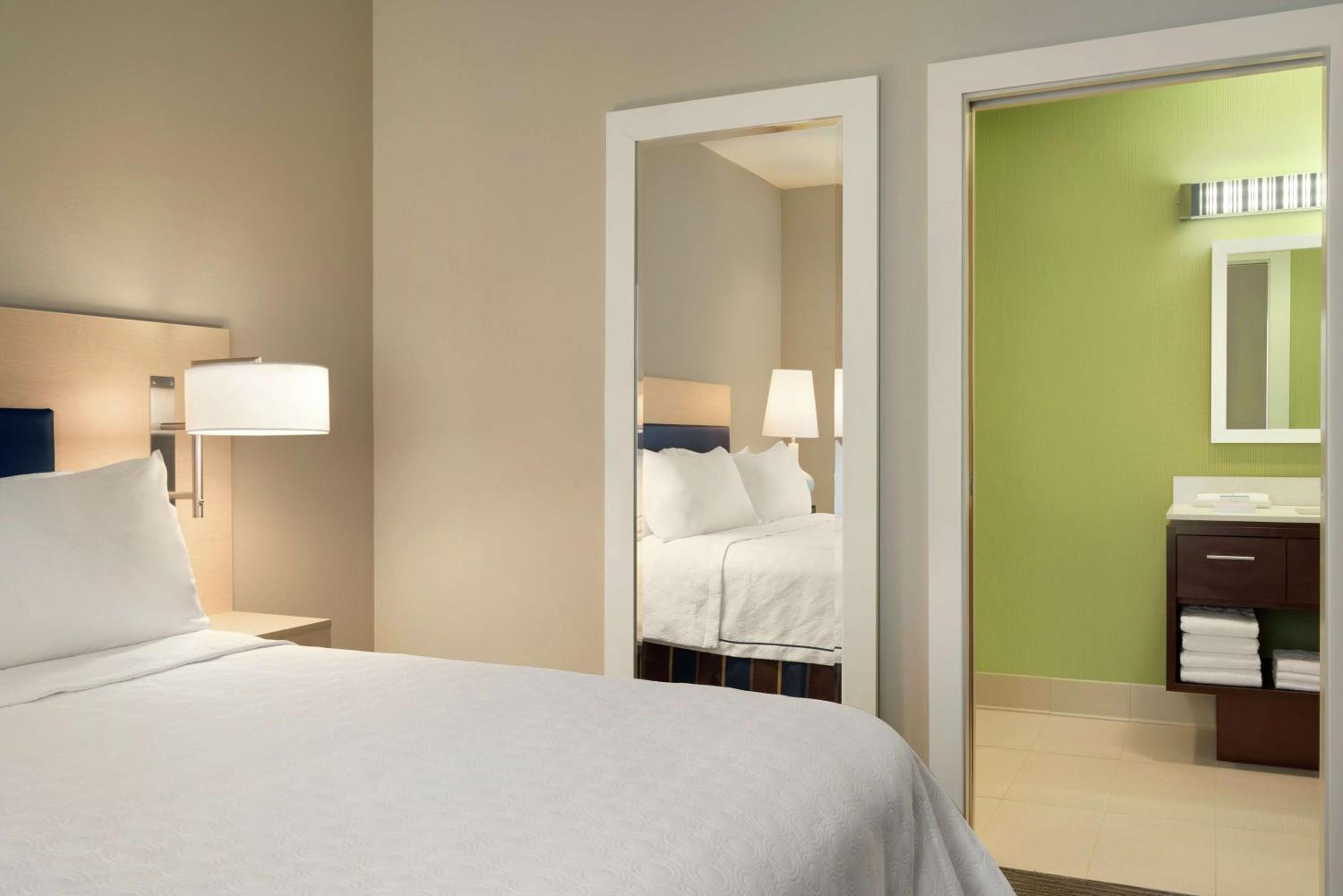 One-Bedroom King Suite - Non-Smoking photo 2