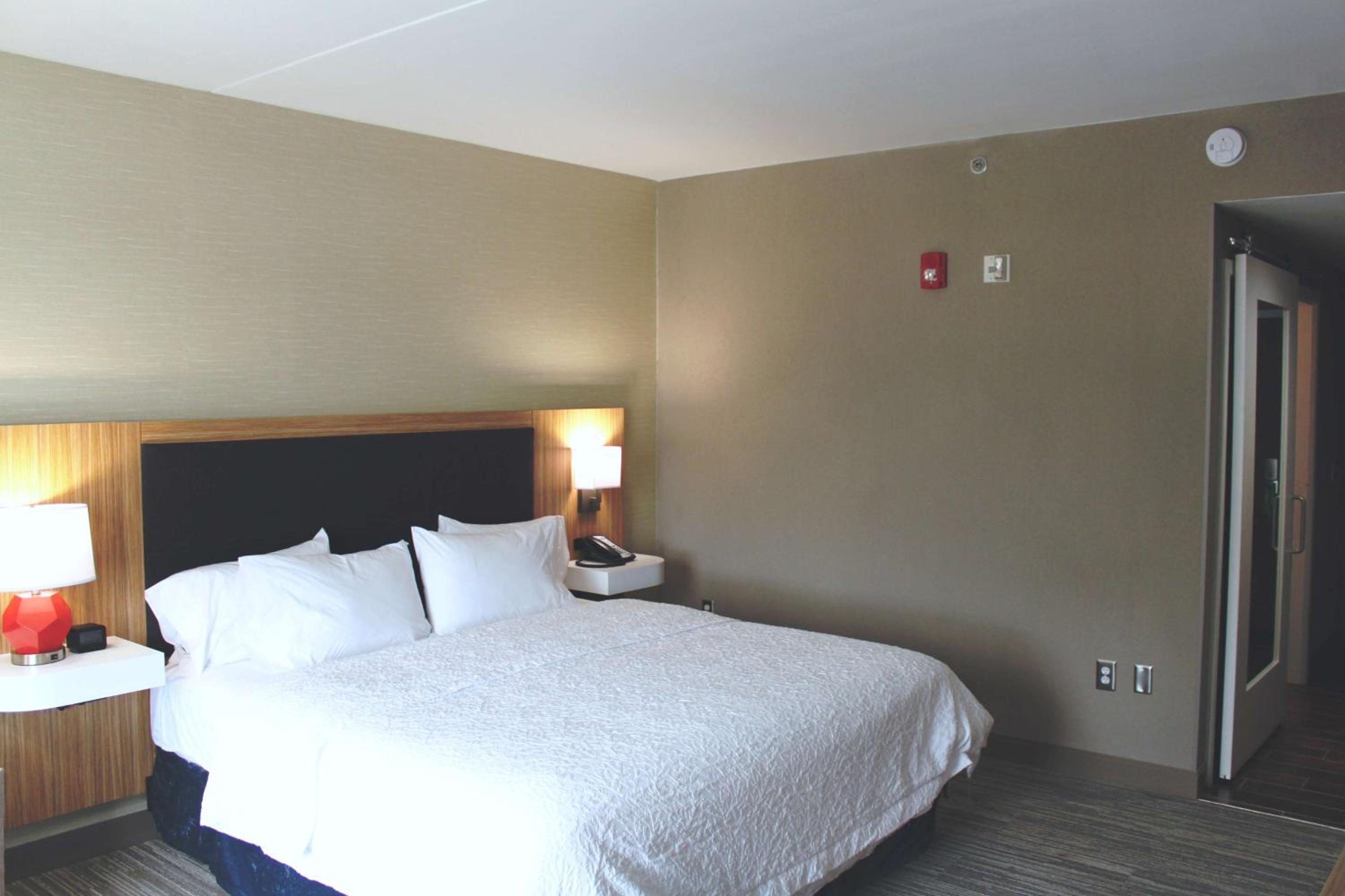 King Room with Roll-In Shower - Mobility Access/Non-Smoking photo 1