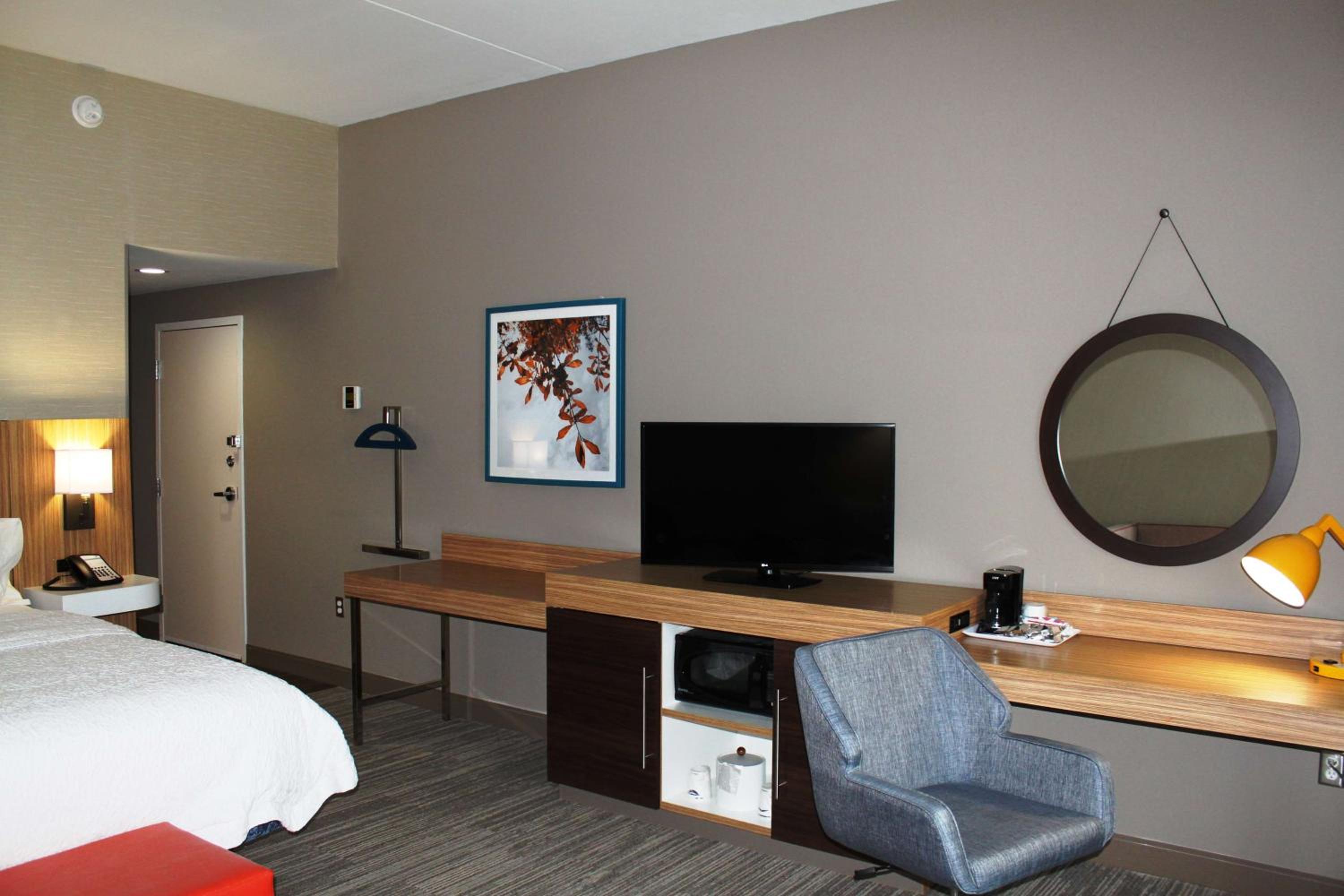 King Room with Sofa Bed - Non-Smoking photo 1