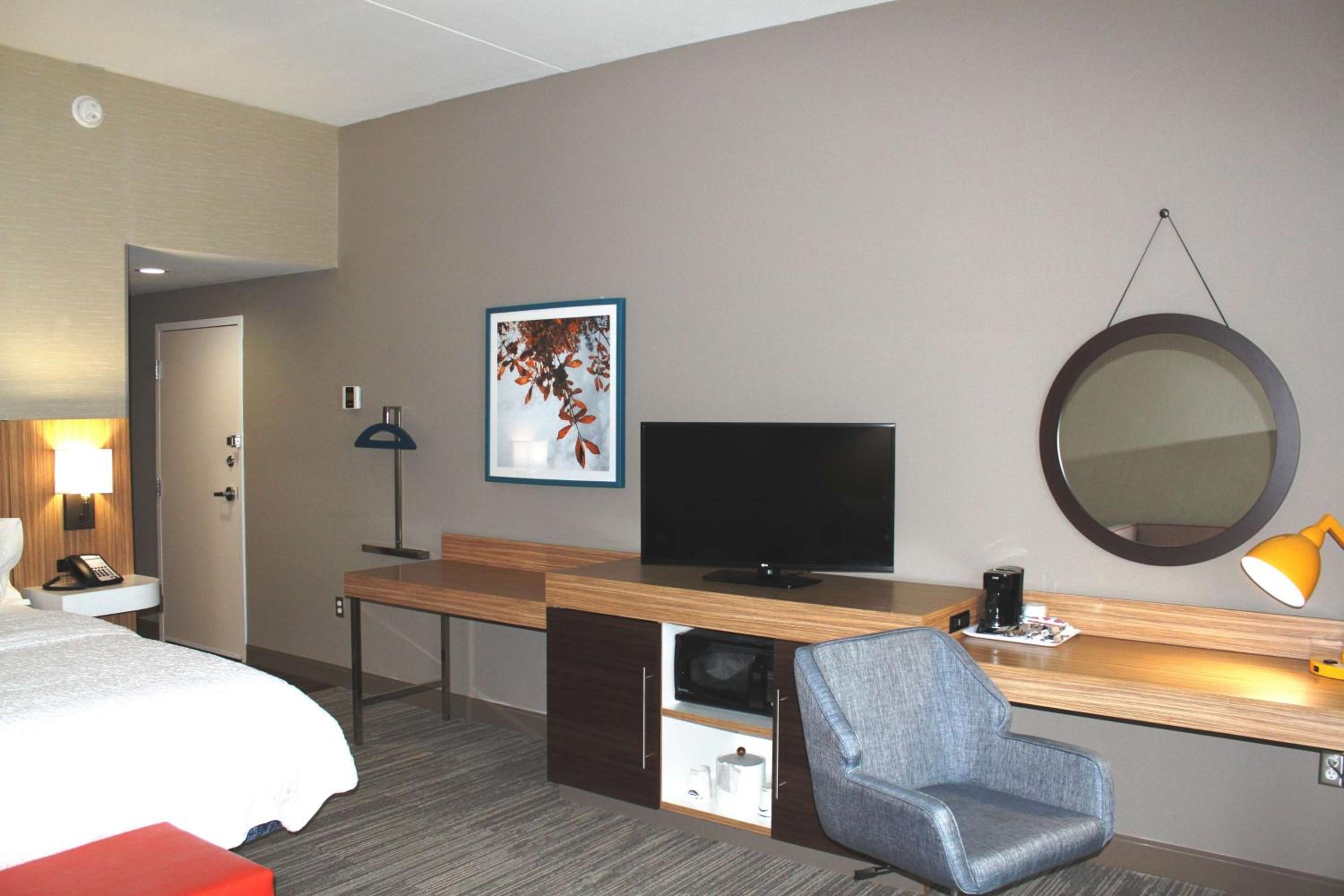 King Room with Sofa Bed - Hearing Accessible/Non-Smoking photo 3