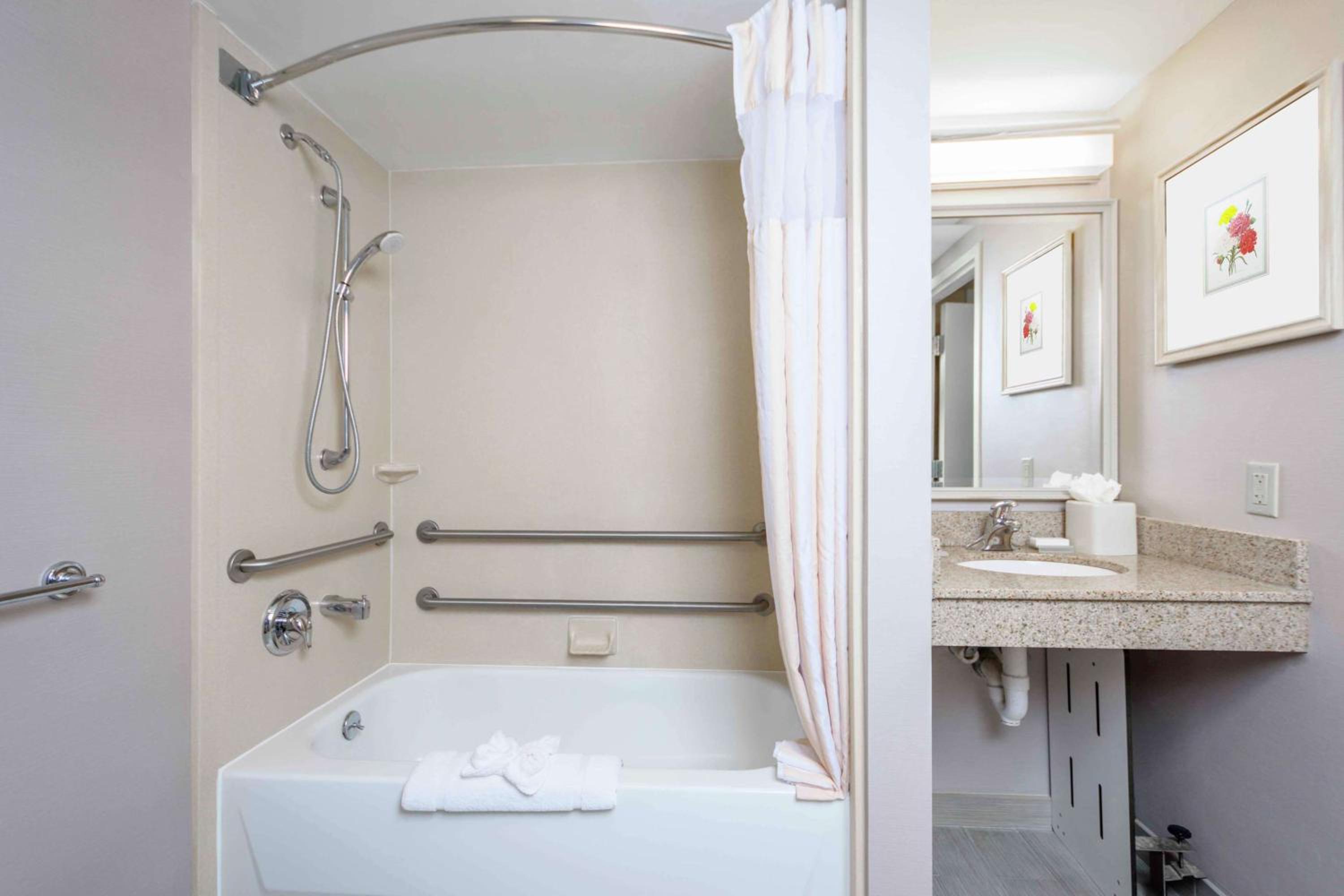 Queen Room with Two Queen Beds and Accessible Tub - Mobility Access - Photo 3