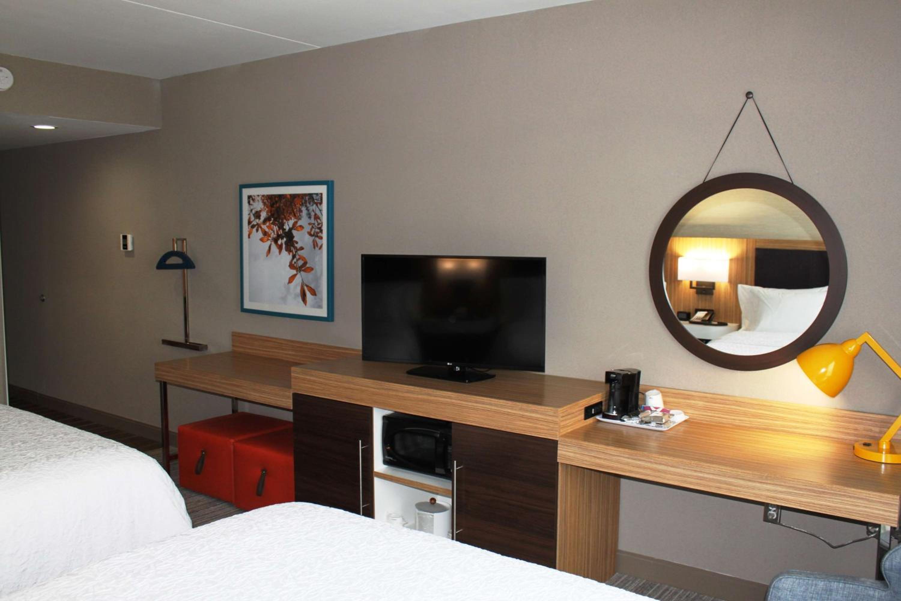 Queen Room with Two Queen Beds and Bath Tub - Mobility and Hearing Access/Non-Smoking photo 2