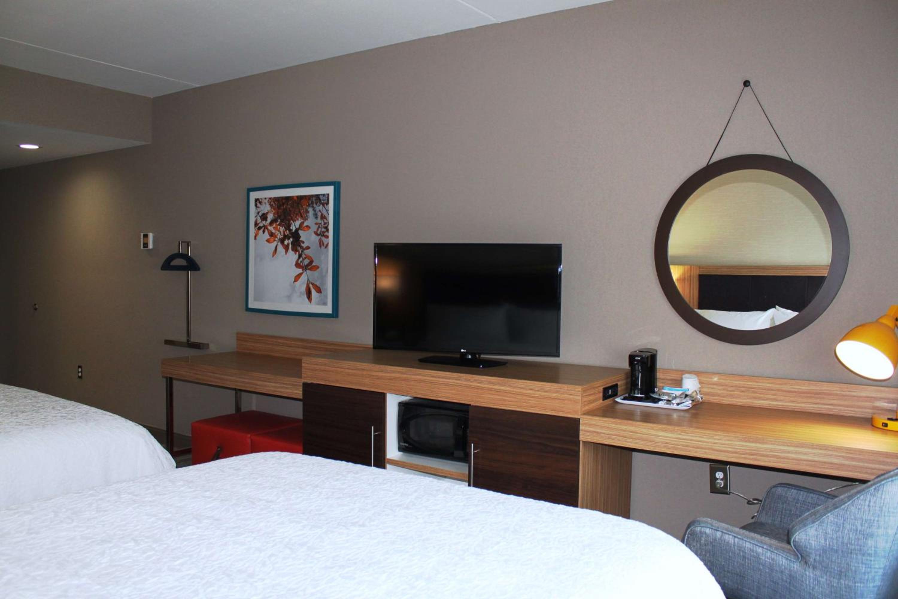 Queen Room with Two Queen Beds - Non-Smoking photo 3