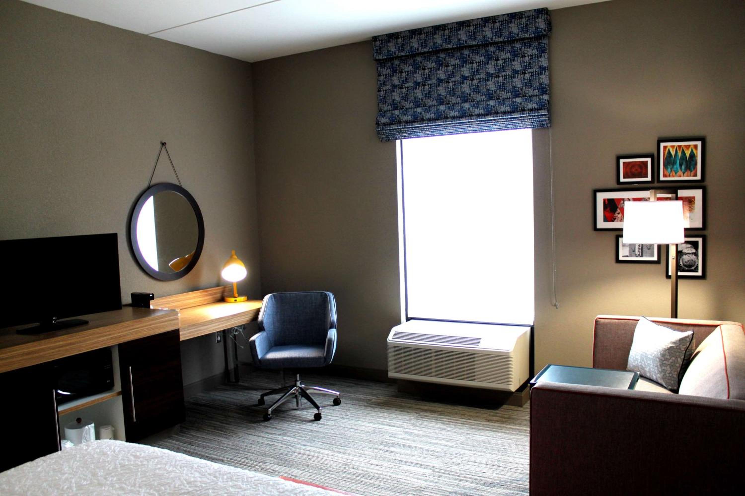 King Room with Sofa Bed - Non-Smoking photo 3
