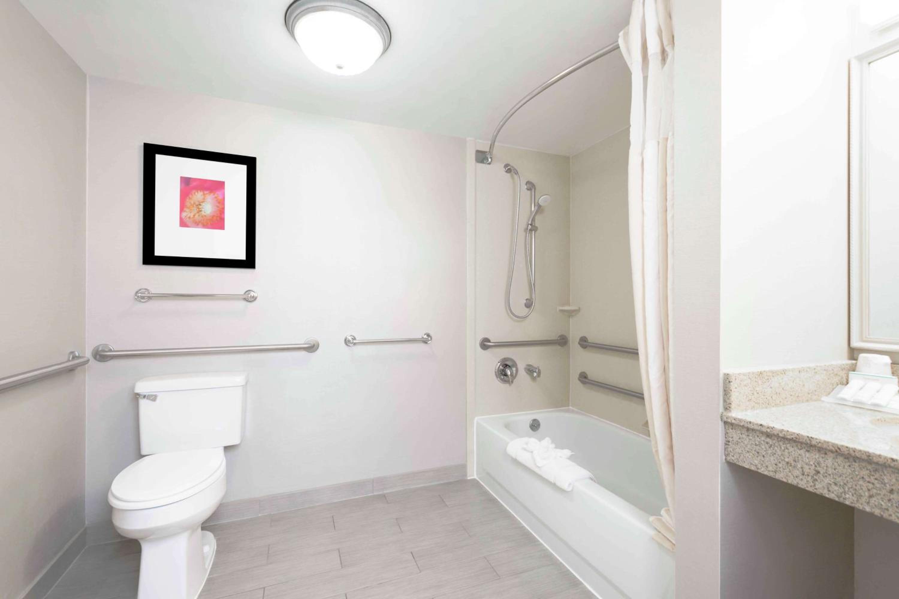 Queen Room with Two Queen Beds and Accessible Tub - Mobility Access - Photo 4