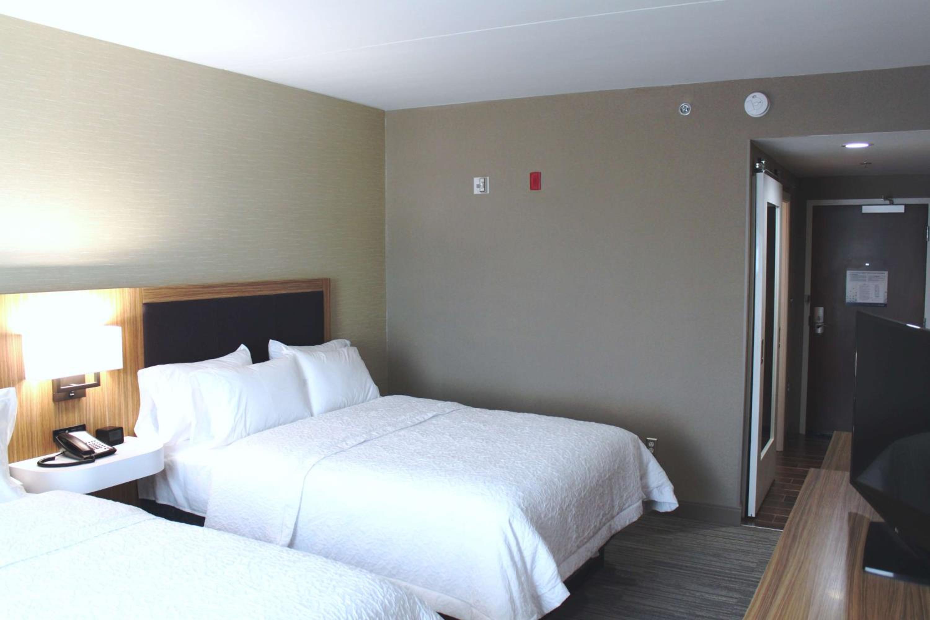 Queen Room with Two Queen Beds and Bath Tub - Mobility and Hearing Access/Non-Smoking photo 3